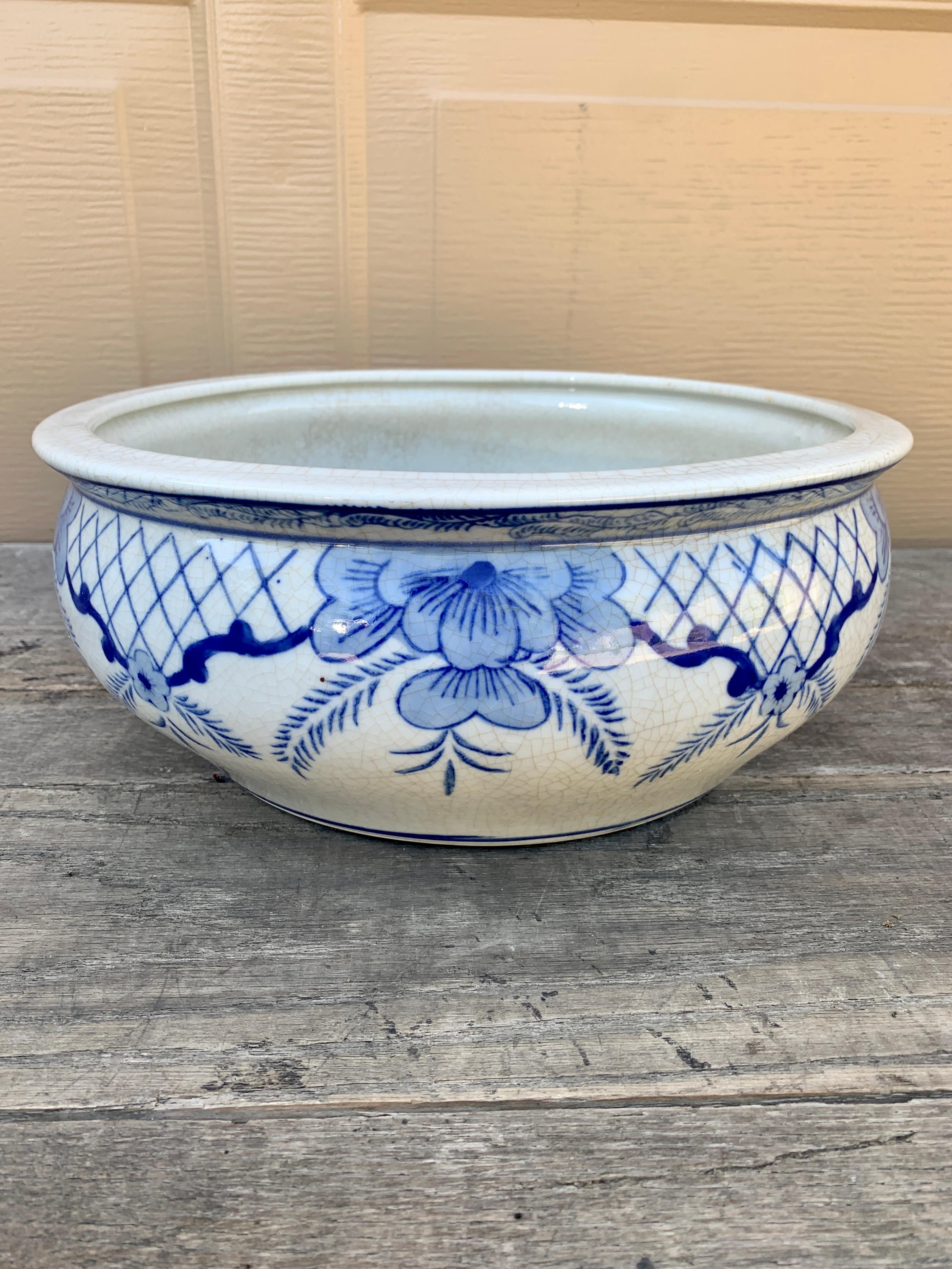 A gorgeous blue and white porcelain Chinoiserie planter, cachepot or garden pot

USA, Late-20th Century

Measures: 12