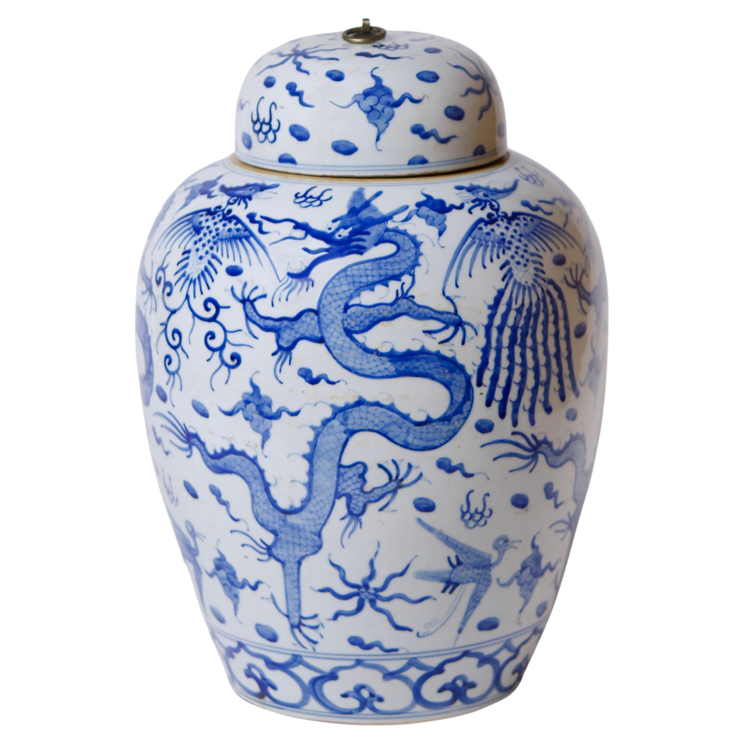 Drachen- Tempelgefäß aus blauem und weißem Porzellan