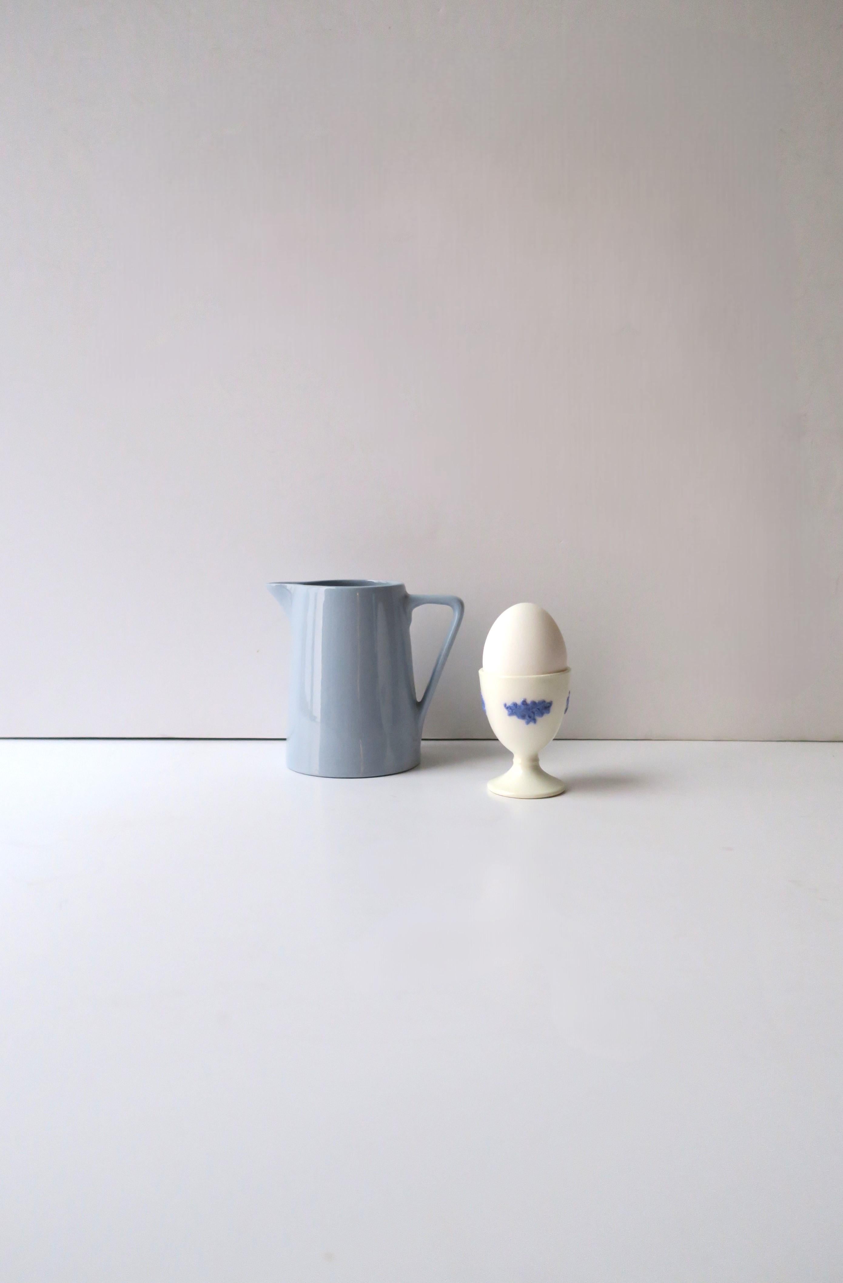 Blue and White Porcelain Egg Holder Cup In Good Condition For Sale In New York, NY