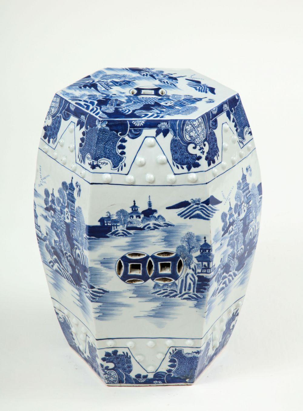 Di forma esagonale; decorato in blu con pagode in un paesaggio fluviale.

Collectional di Mario Buatta, New York, NY