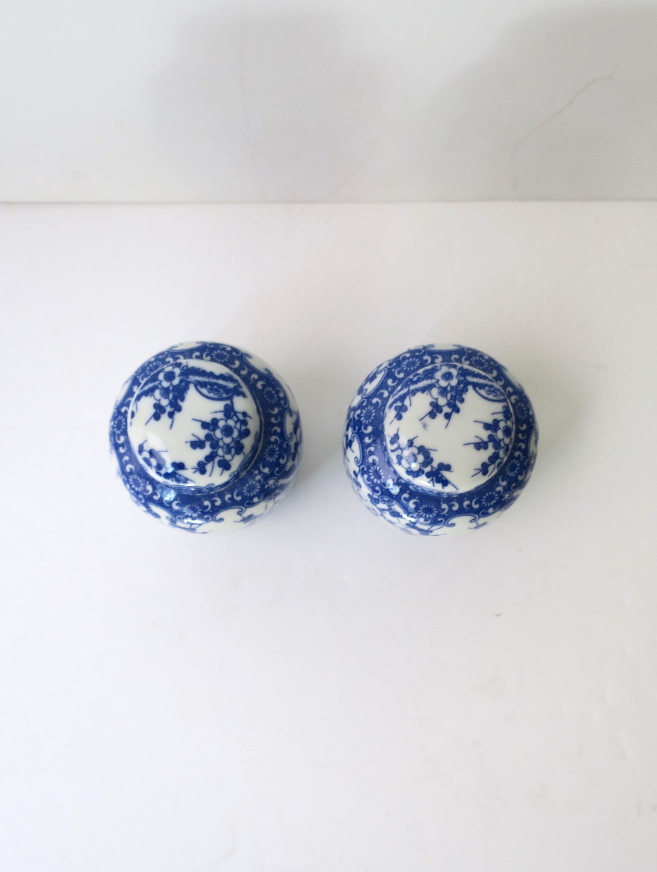 Vasetti di zenzero in porcellana bianca e blu, coppia in vendita 2