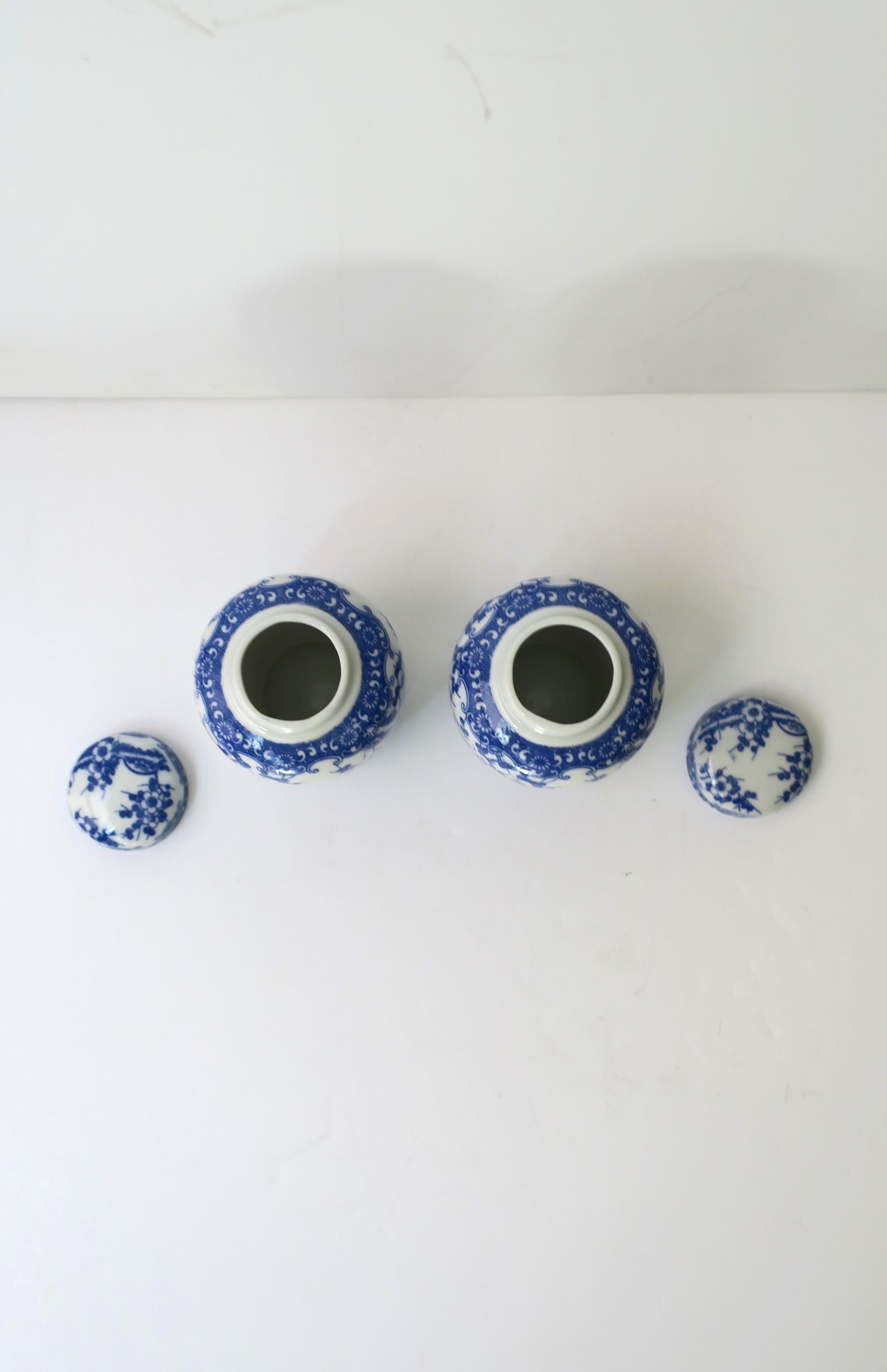 Vasetti di zenzero in porcellana bianca e blu, coppia in vendita 3