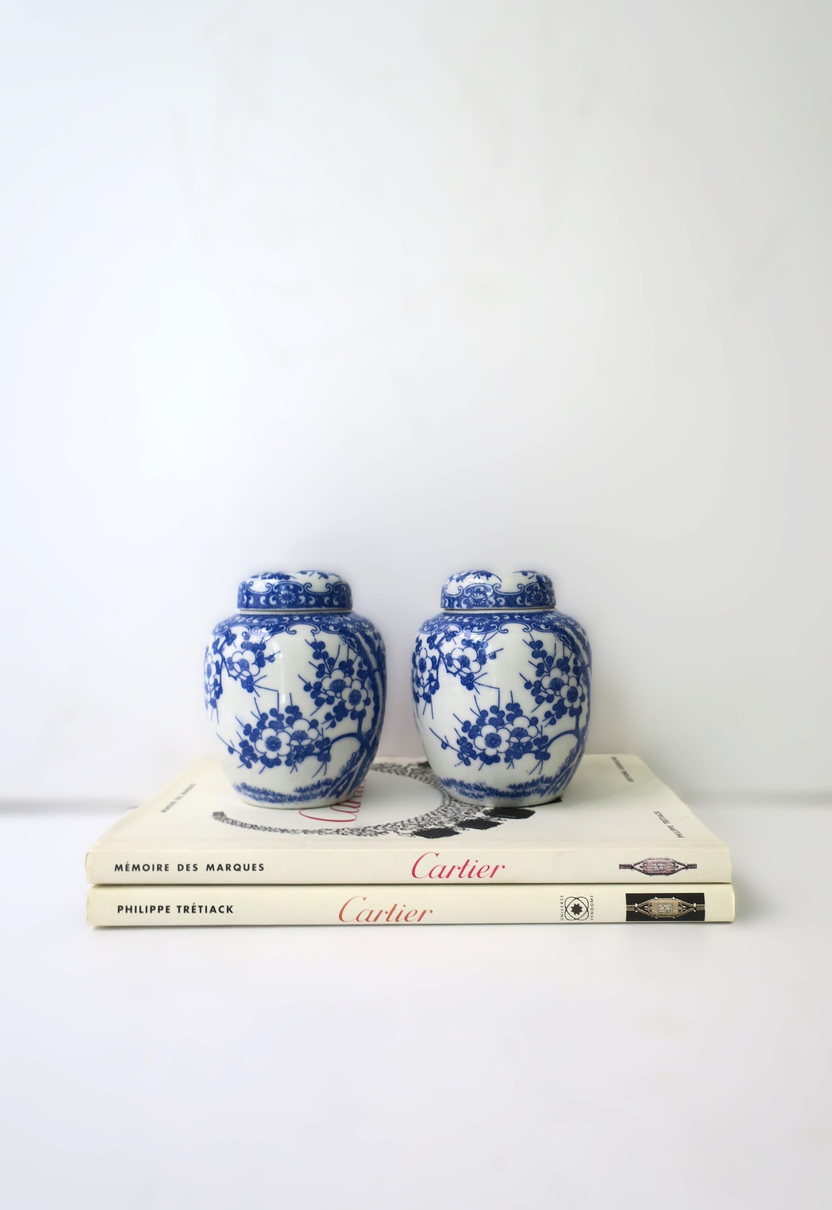 XX secolo Vasetti di zenzero in porcellana bianca e blu, coppia in vendita