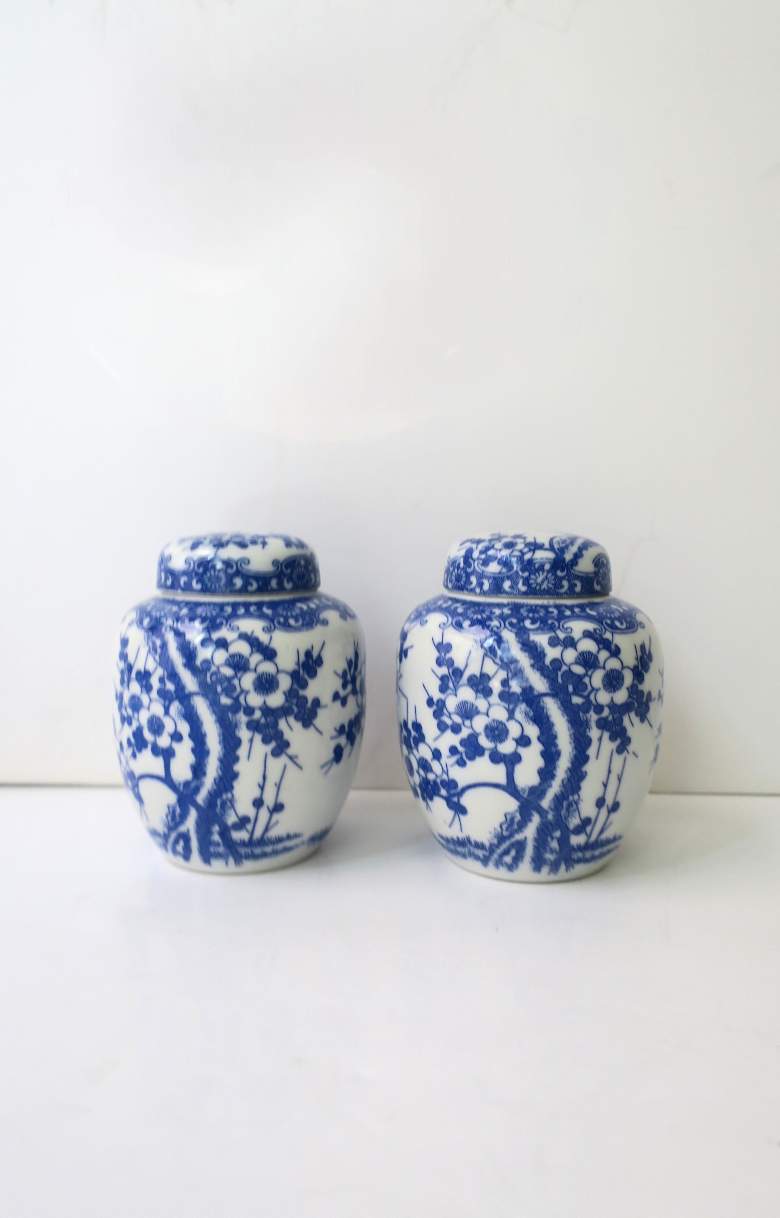 Vasetti di zenzero in porcellana bianca e blu, coppia in vendita 1