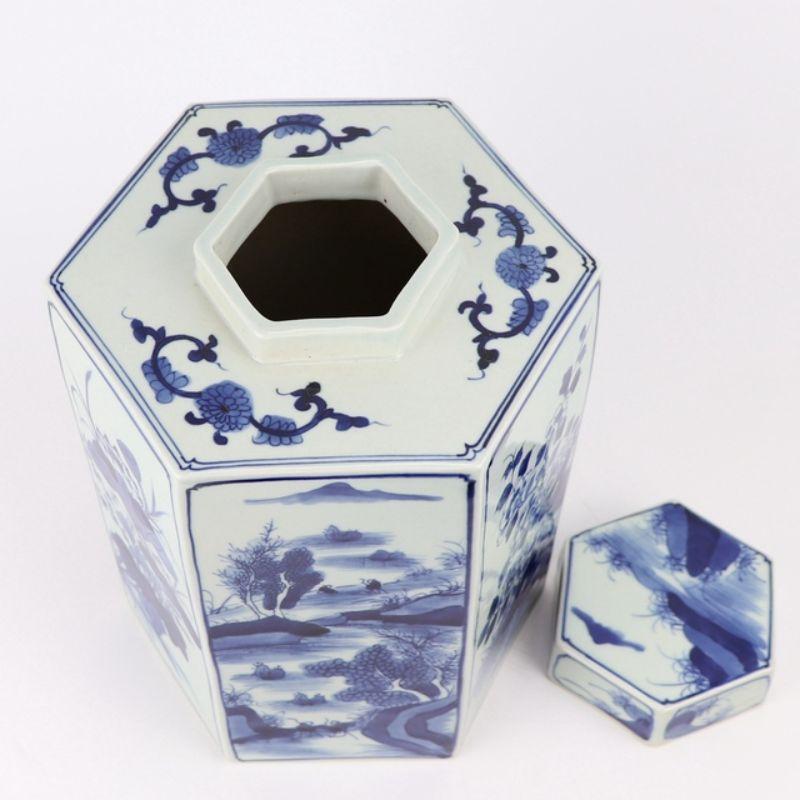 Hex Village-Blumengefäß aus blauem und weißem Porzellan (Chinesisch) im Angebot