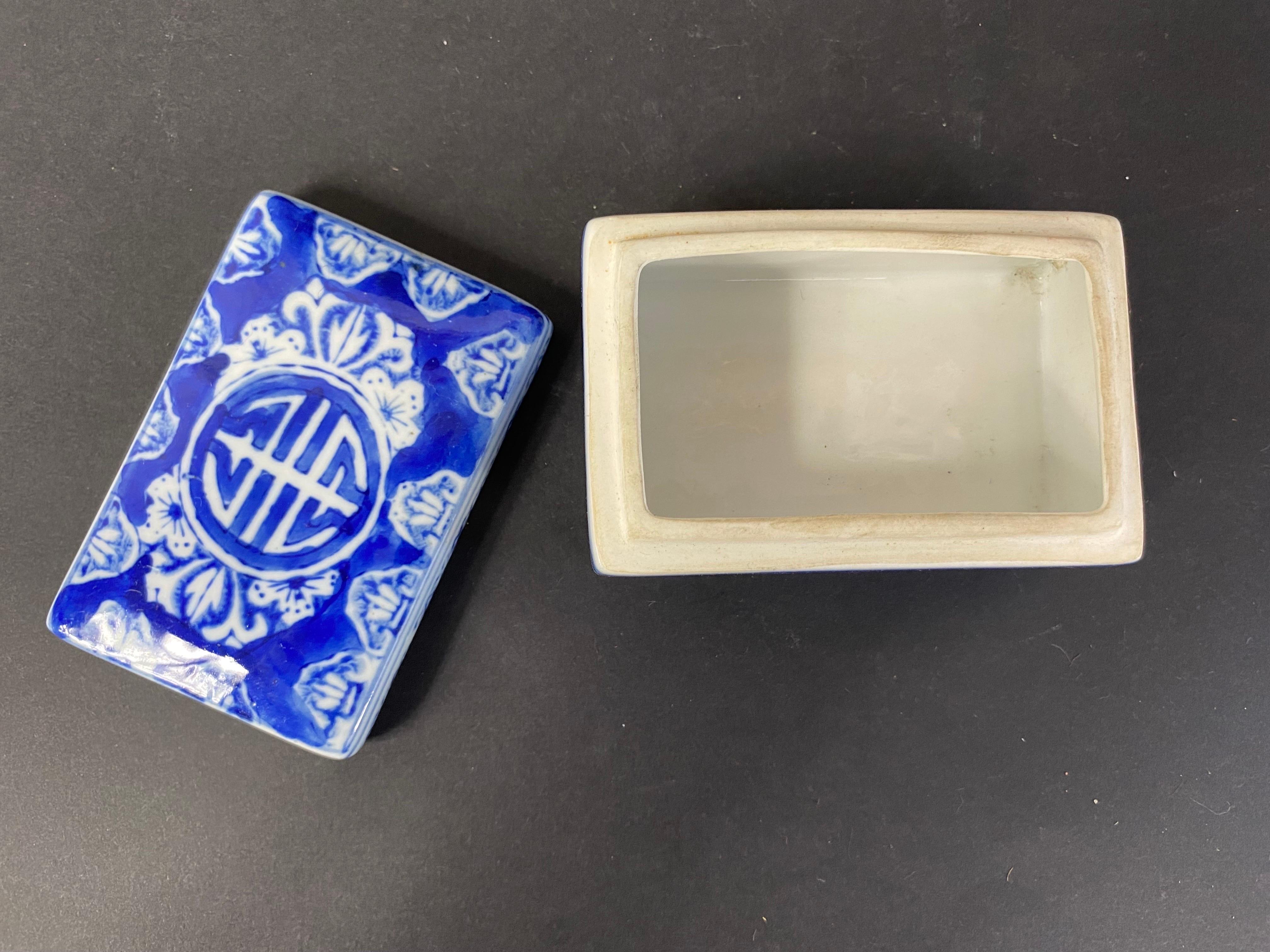Blue and White Porcelain Ink Writing Jewerly Box - China 1900 Asian art XXth For Sale 2