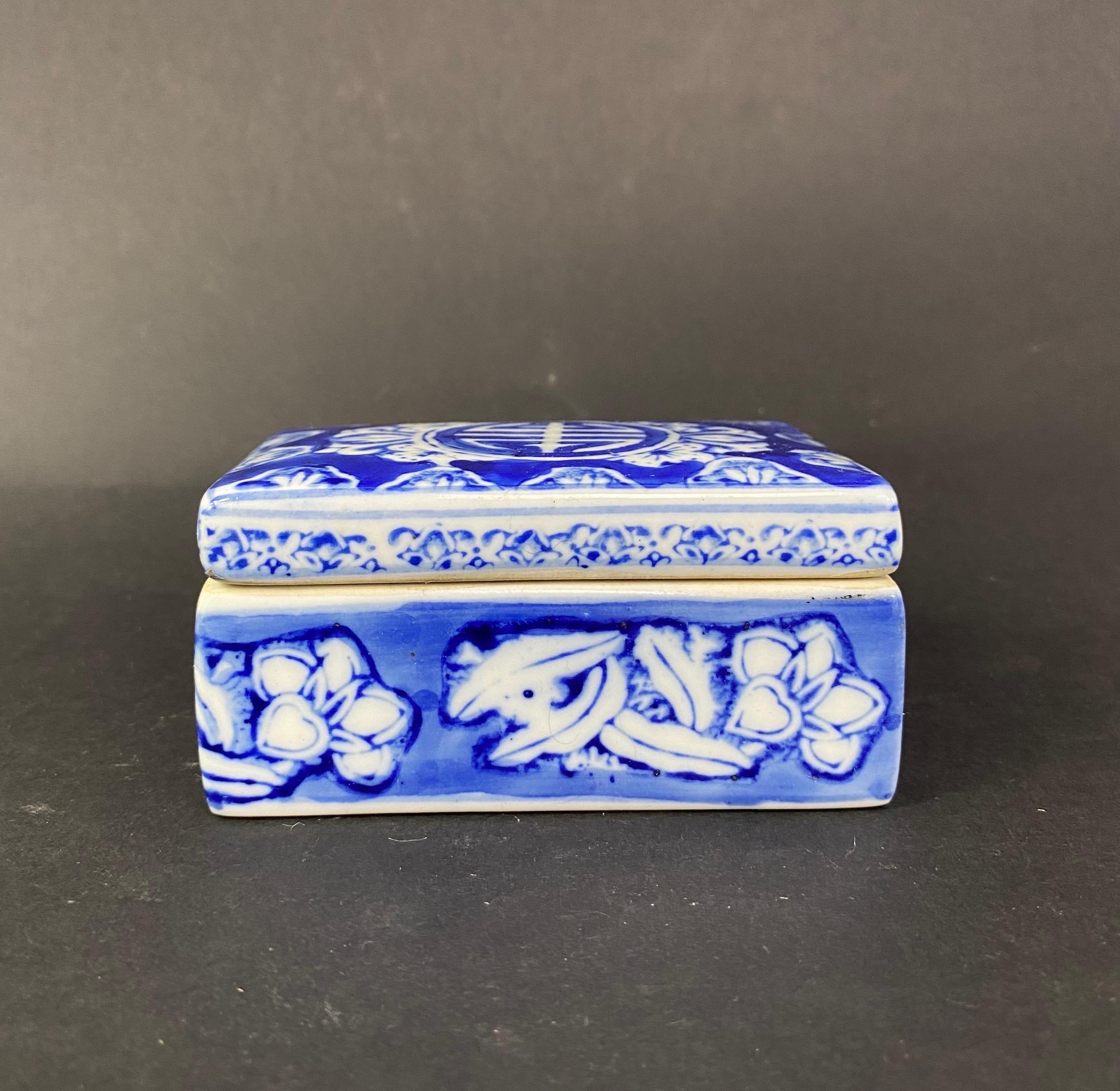 Beautiful writing case with lid in painted porcelain decorated with stylized flowers and framed plant racemes. Blue and white.
This pretty box is a very beautiful decorative object of Asian art. Although it probably served as an ink box, it can