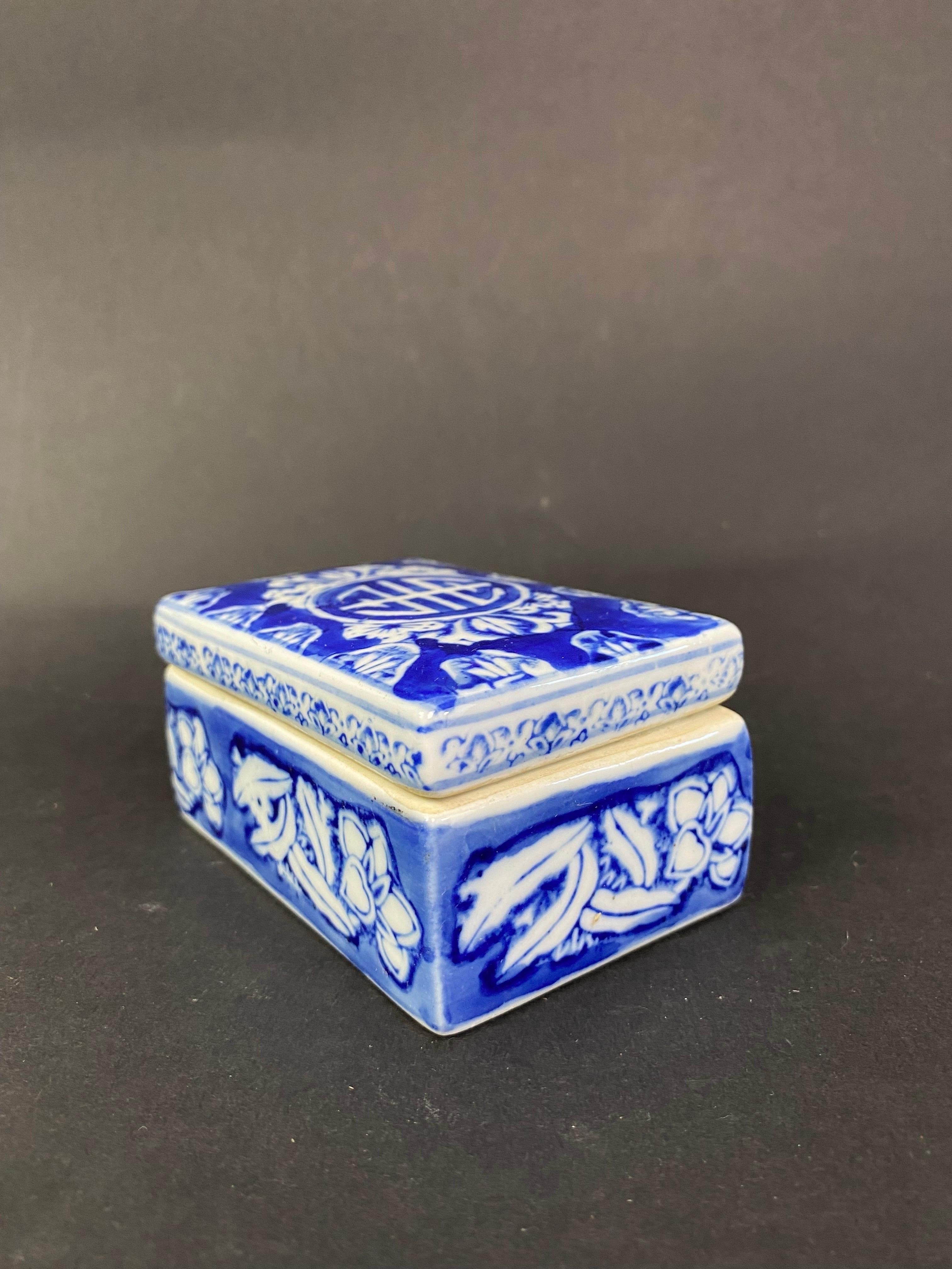 Chinese Blue and White Porcelain Ink Writing Jewerly Box - China 1900 Asian art XXth For Sale