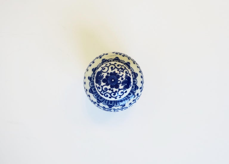 Blue and White Porcelain Japanese Ginger Jars, Pair For Sale 5
