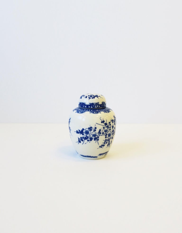 Blue and White Porcelain Japanese Ginger Jars, Pair For Sale 10