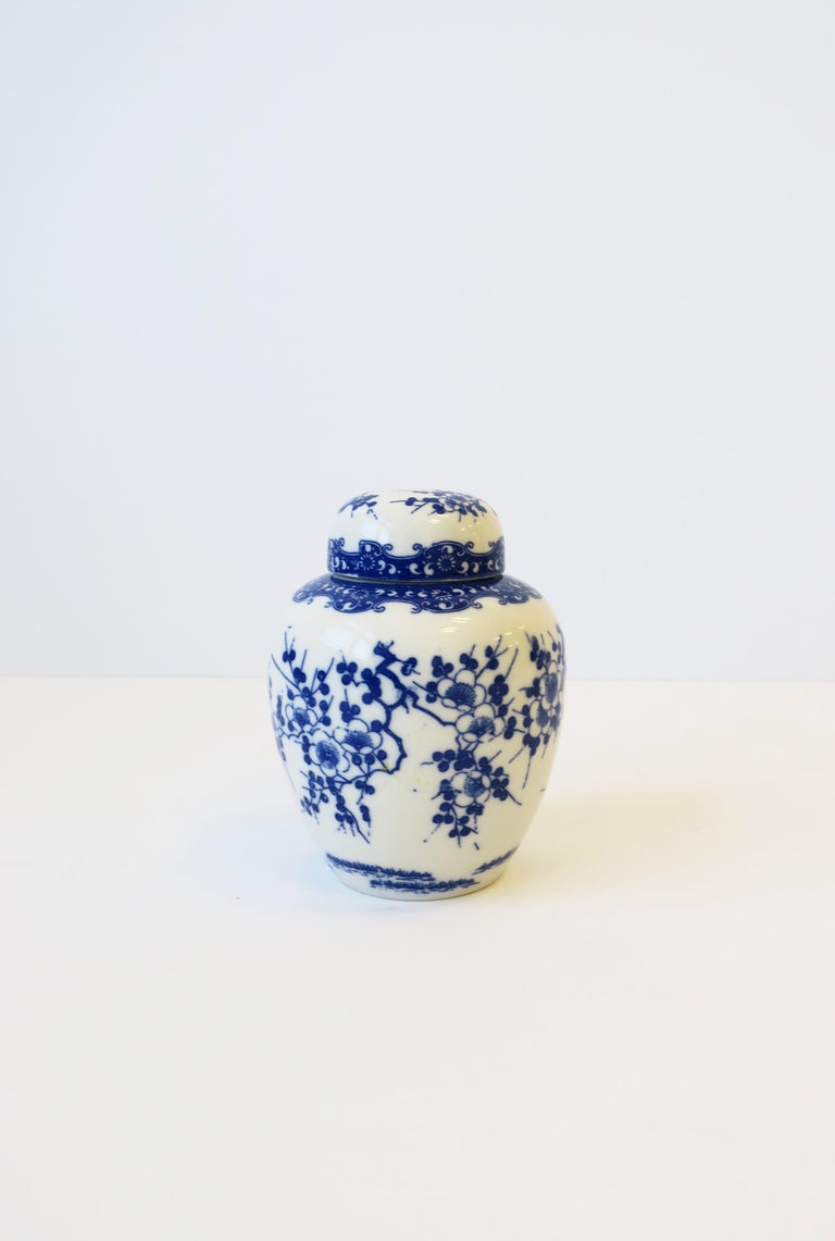 Blue and White Porcelain Japanese Ginger Jars, Pair For Sale 11