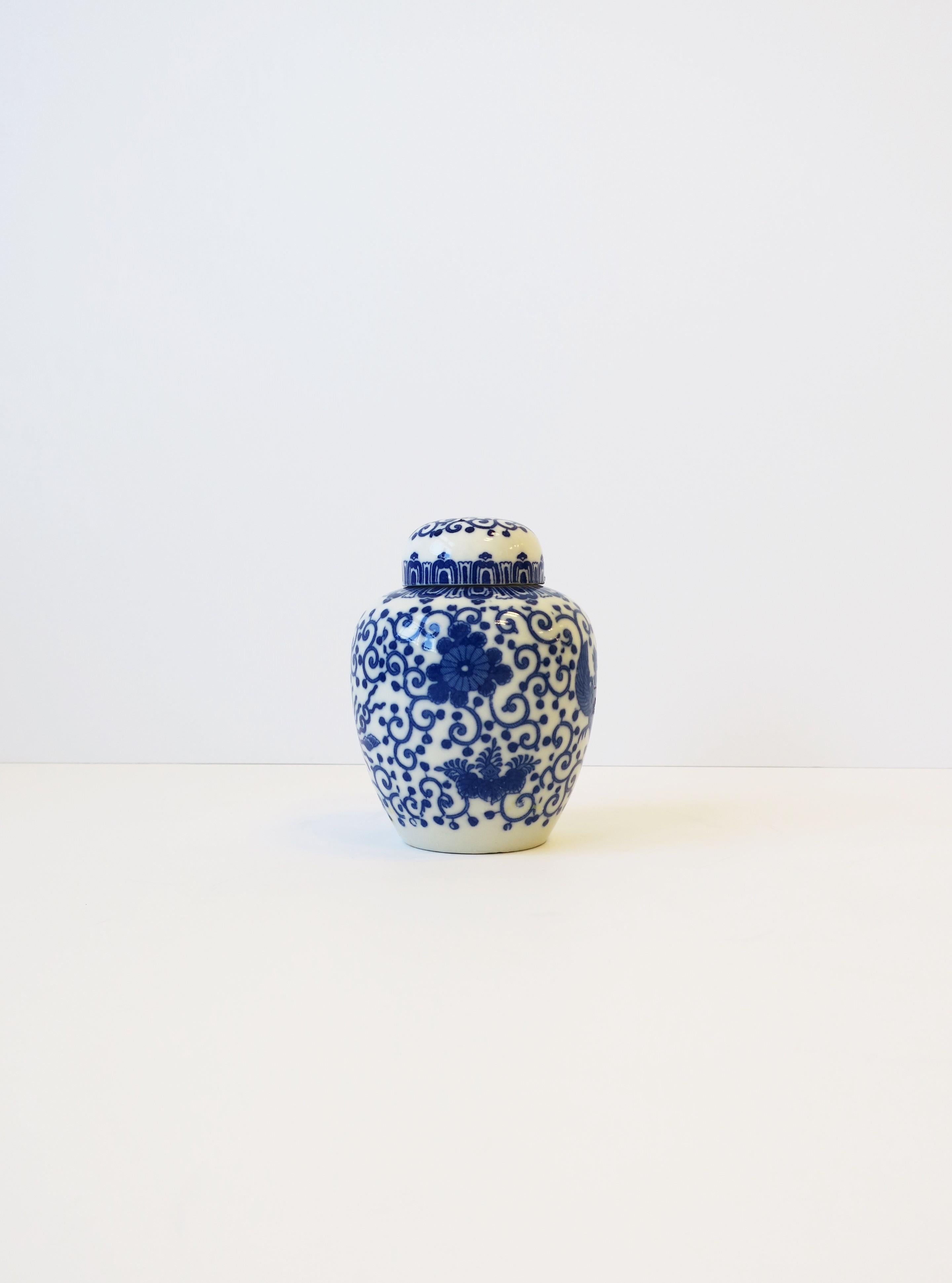 20th Century Blue and White Porcelain Japanese Ginger Jars, Set