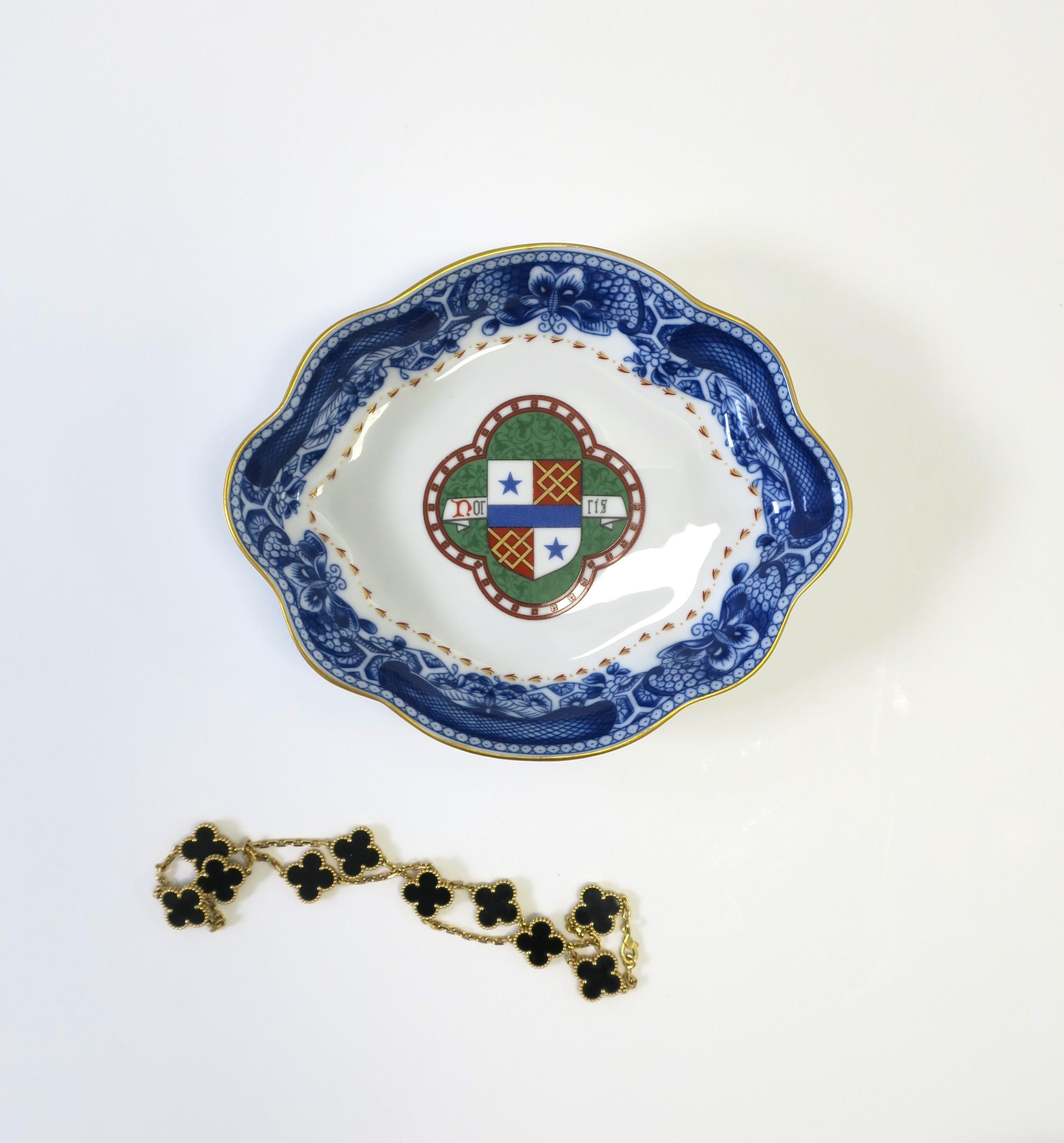 Vernissé Blue and White Porcelain Jewelry Dish by Mottahedeh en vente