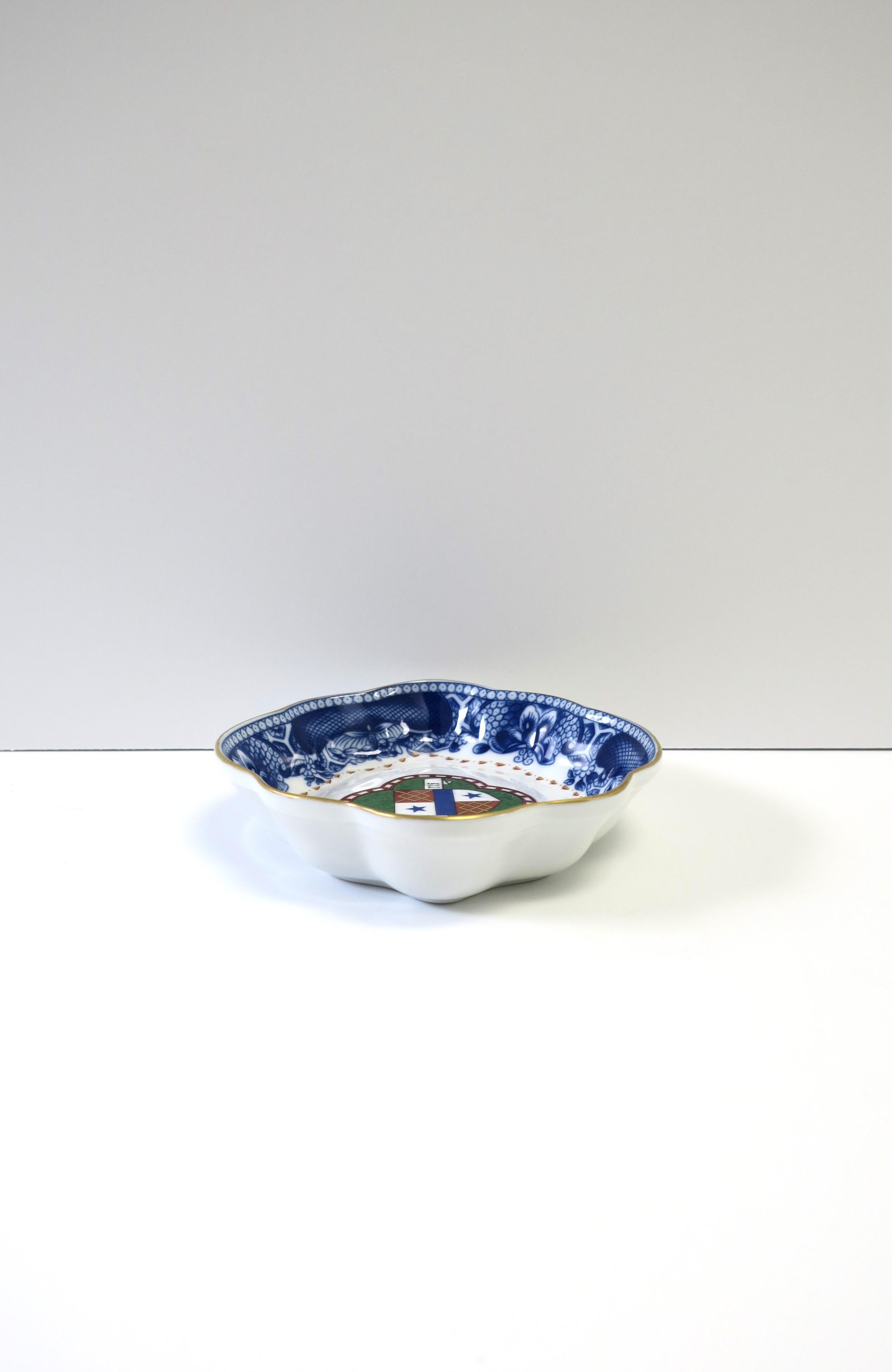 Blue and White Porcelain Jewelry Dish by Mottahedeh Excellent état - En vente à New York, NY