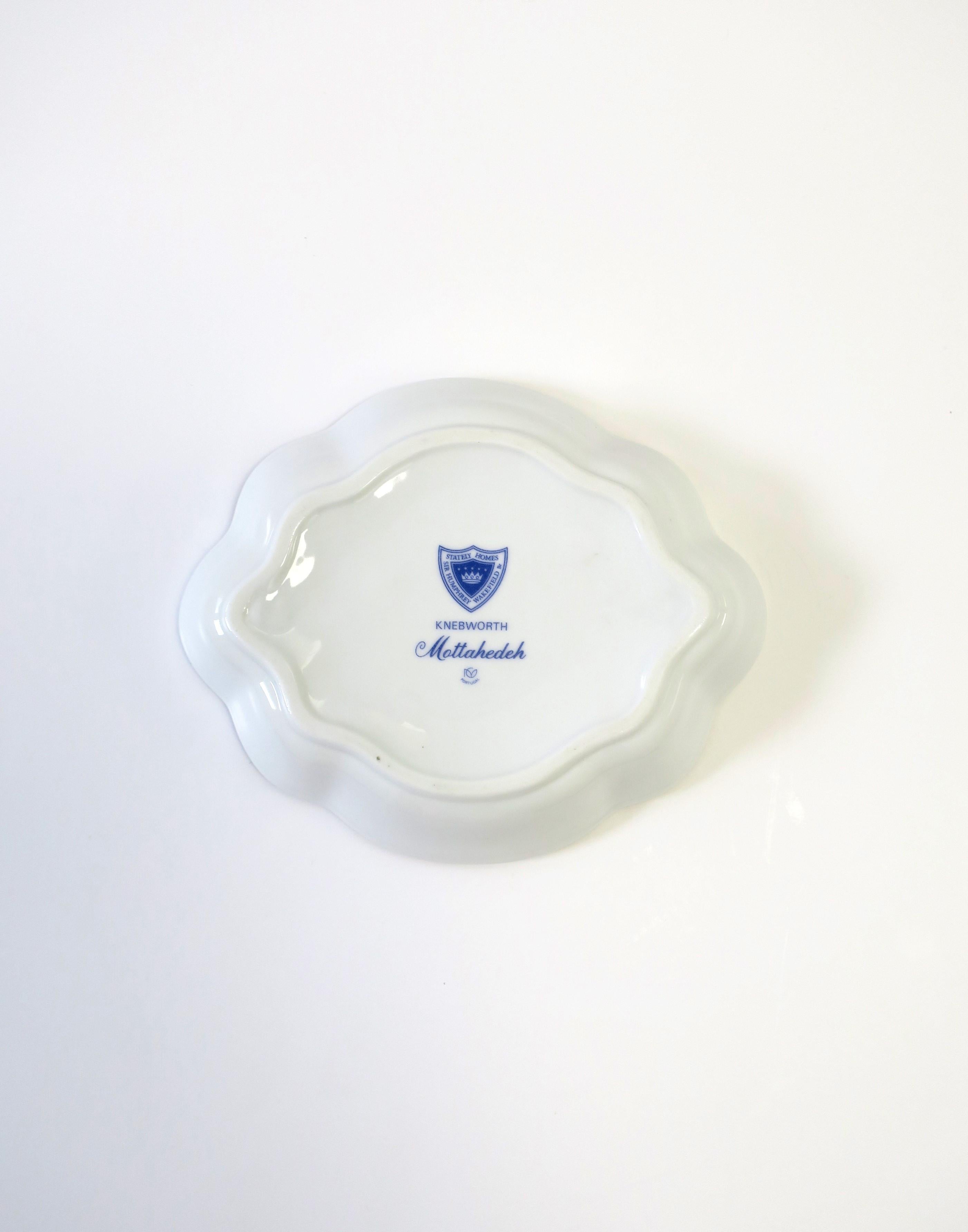 20ième siècle Blue and White Porcelain Jewelry Dish by Mottahedeh en vente