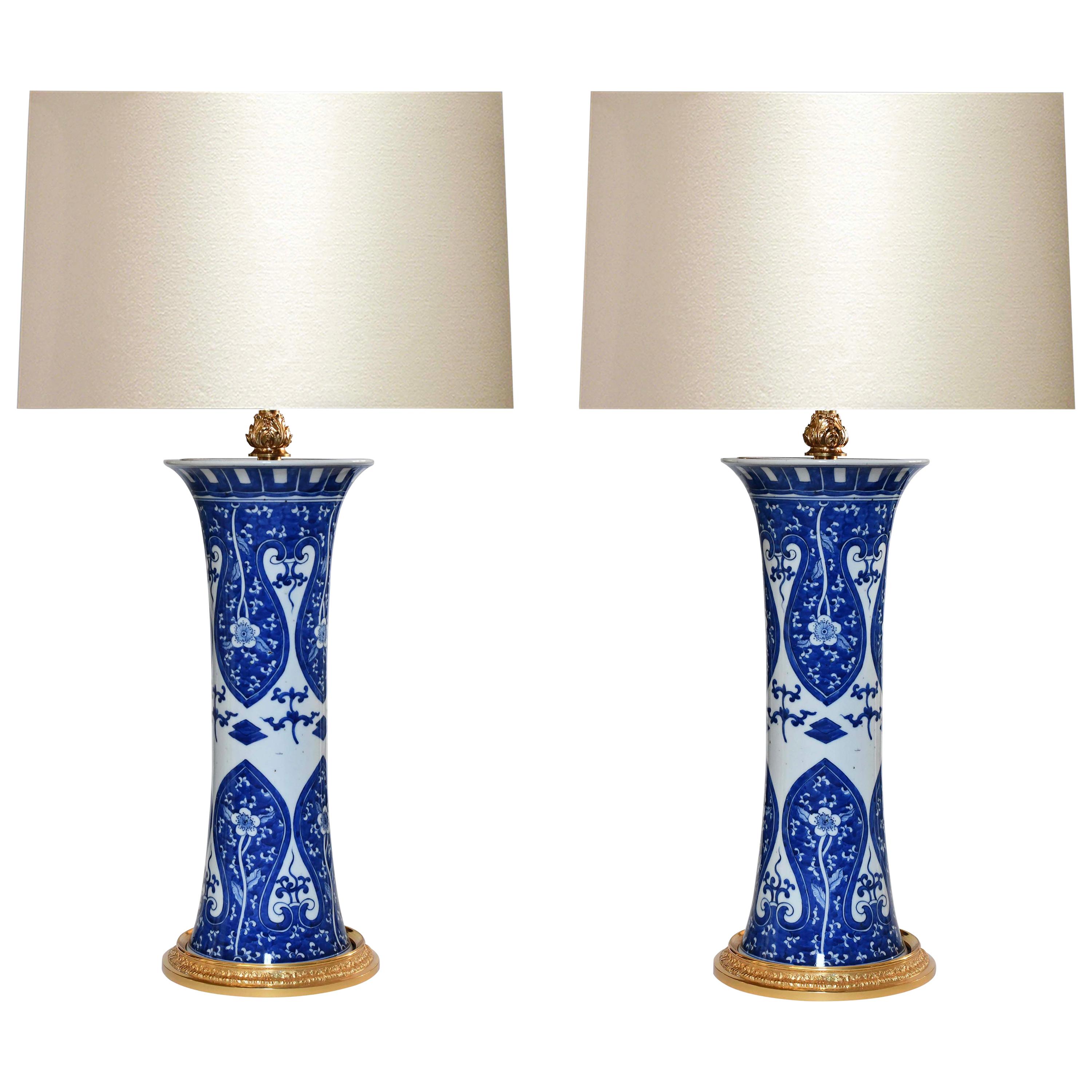 Lampen aus blauem und weißem Porzellan