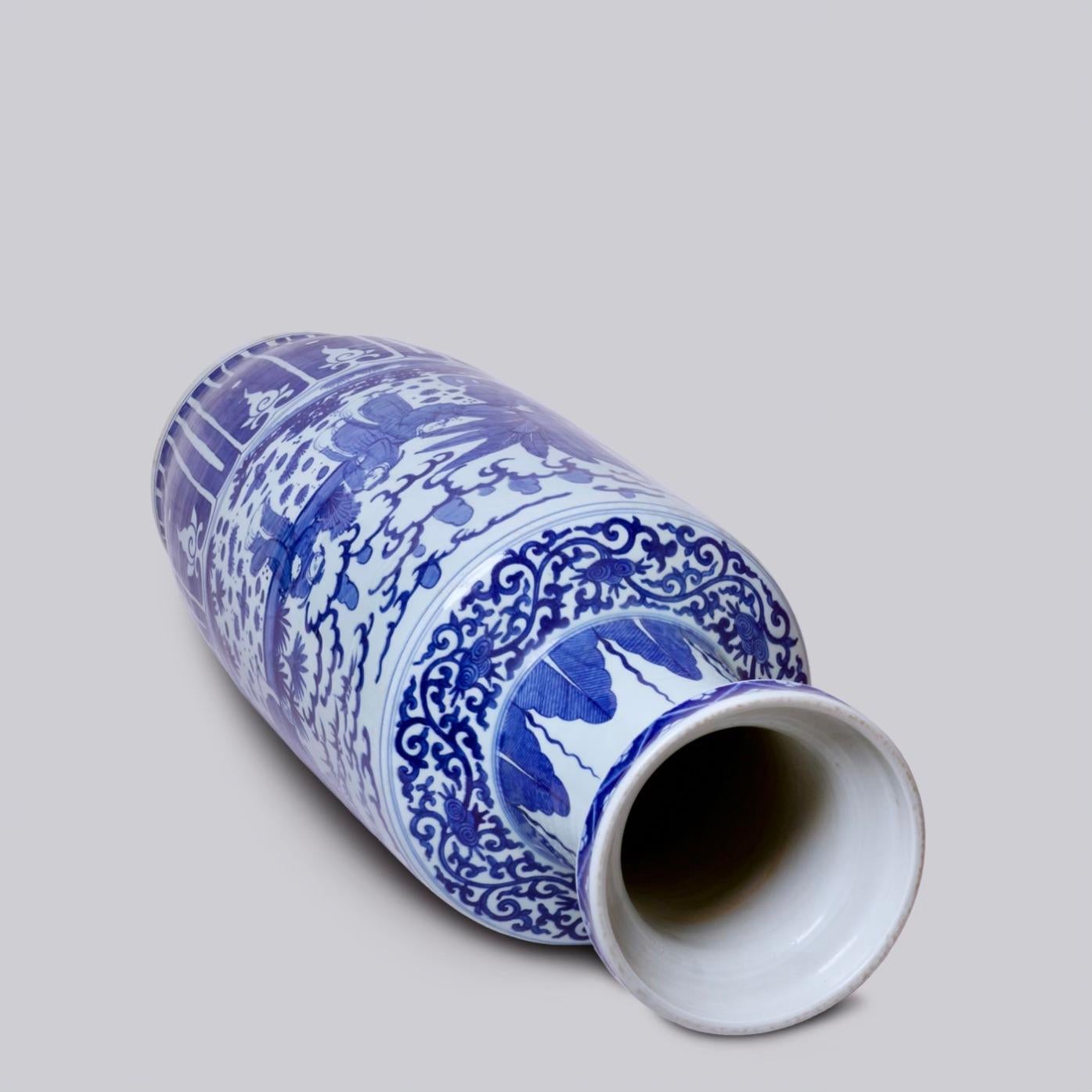 Blue and White Porcelain Mallet-Shaped Floor Vase In Excellent Condition In Manassas Park, VA