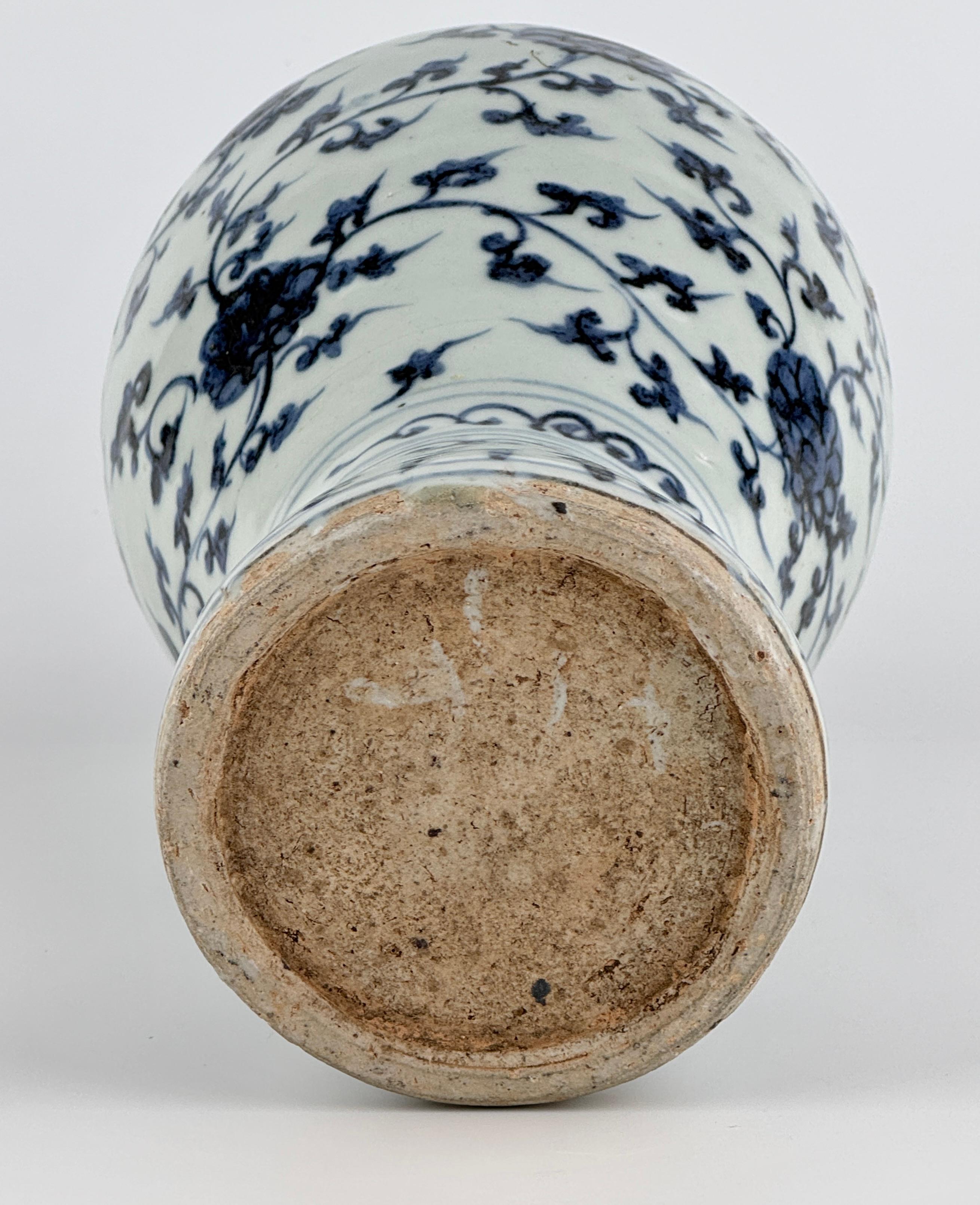 Vase Ming Ming en porcelaine bleue et blanche à décor de pivoines, dynastie Ming en vente 4
