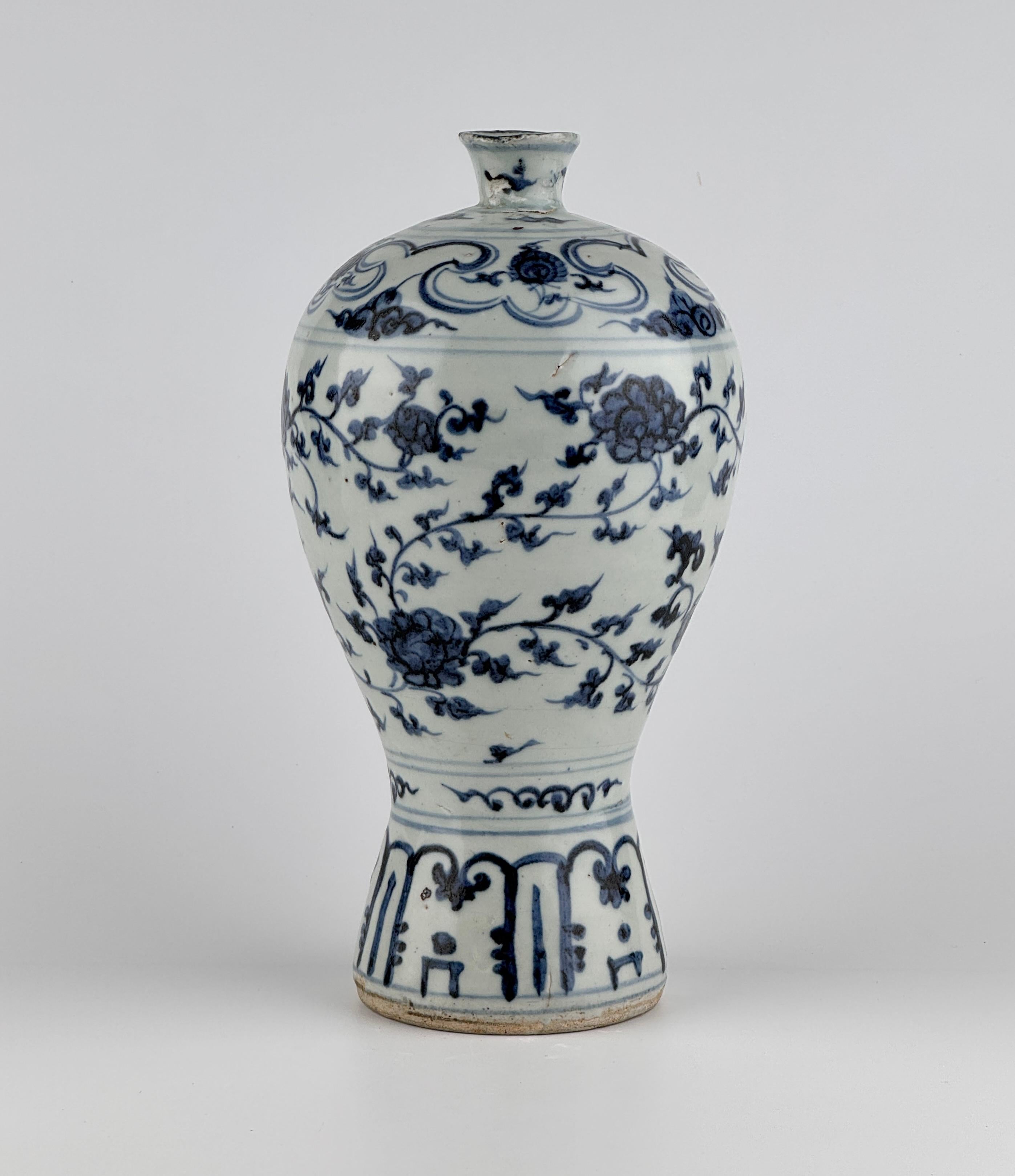 Est asiatique Vase Ming Ming en porcelaine bleue et blanche à décor de pivoines, dynastie Ming en vente