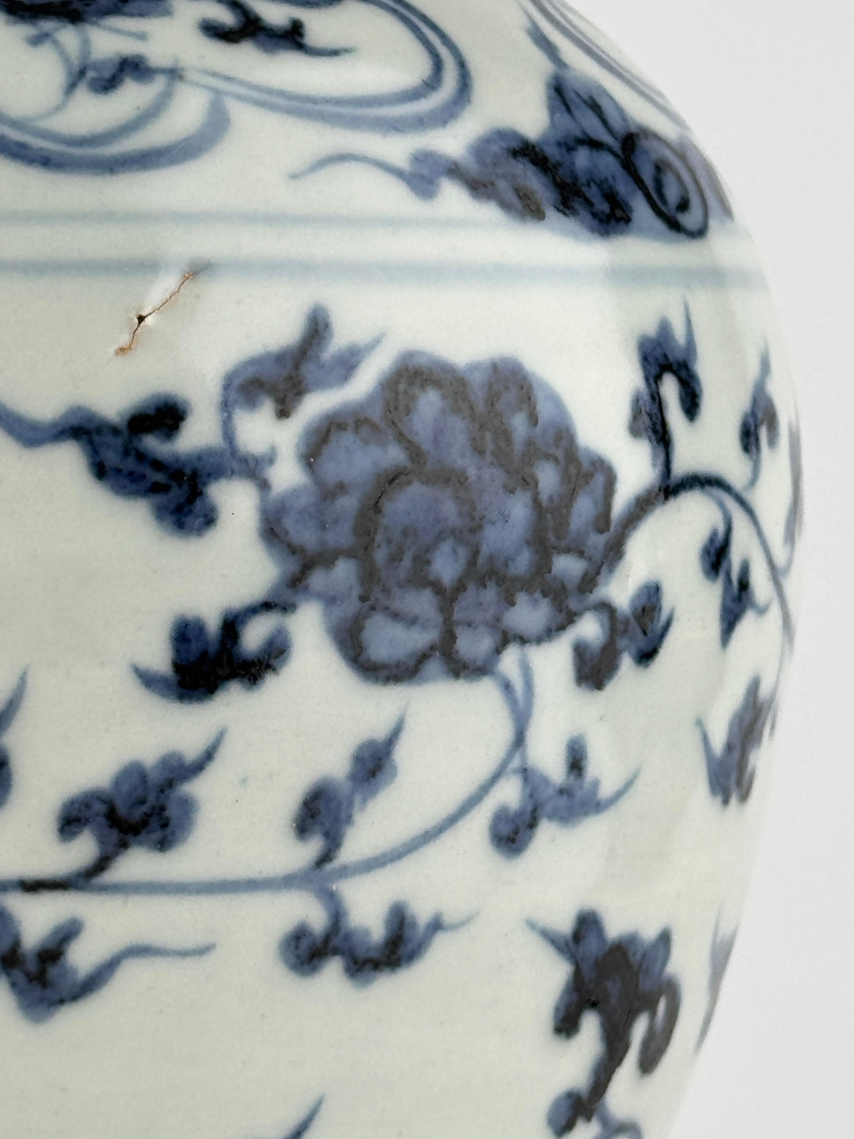 Vernissé Vase Ming Ming en porcelaine bleue et blanche à décor de pivoines, dynastie Ming en vente