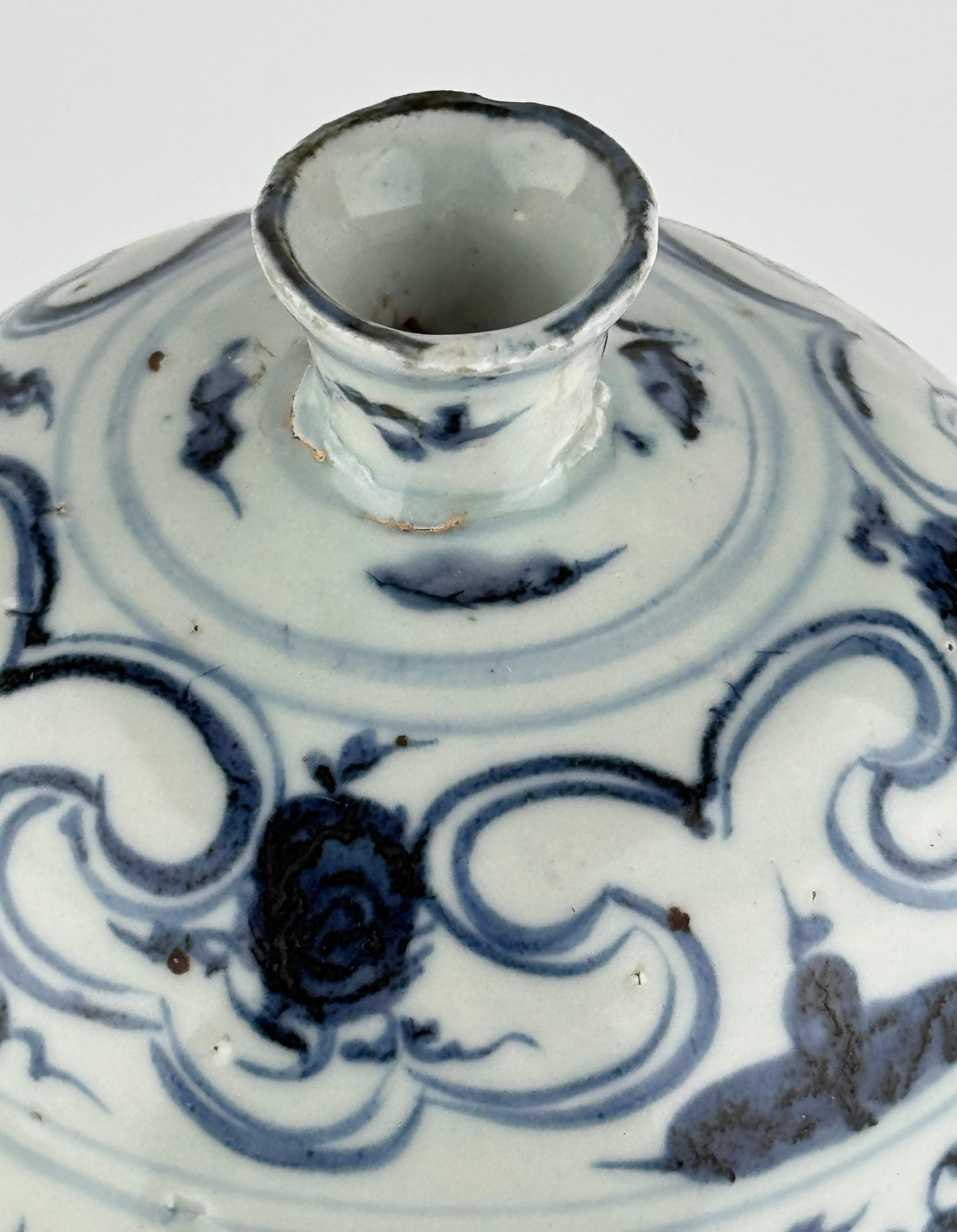 Céramique Vase Ming Ming en porcelaine bleue et blanche à décor de pivoines, dynastie Ming en vente