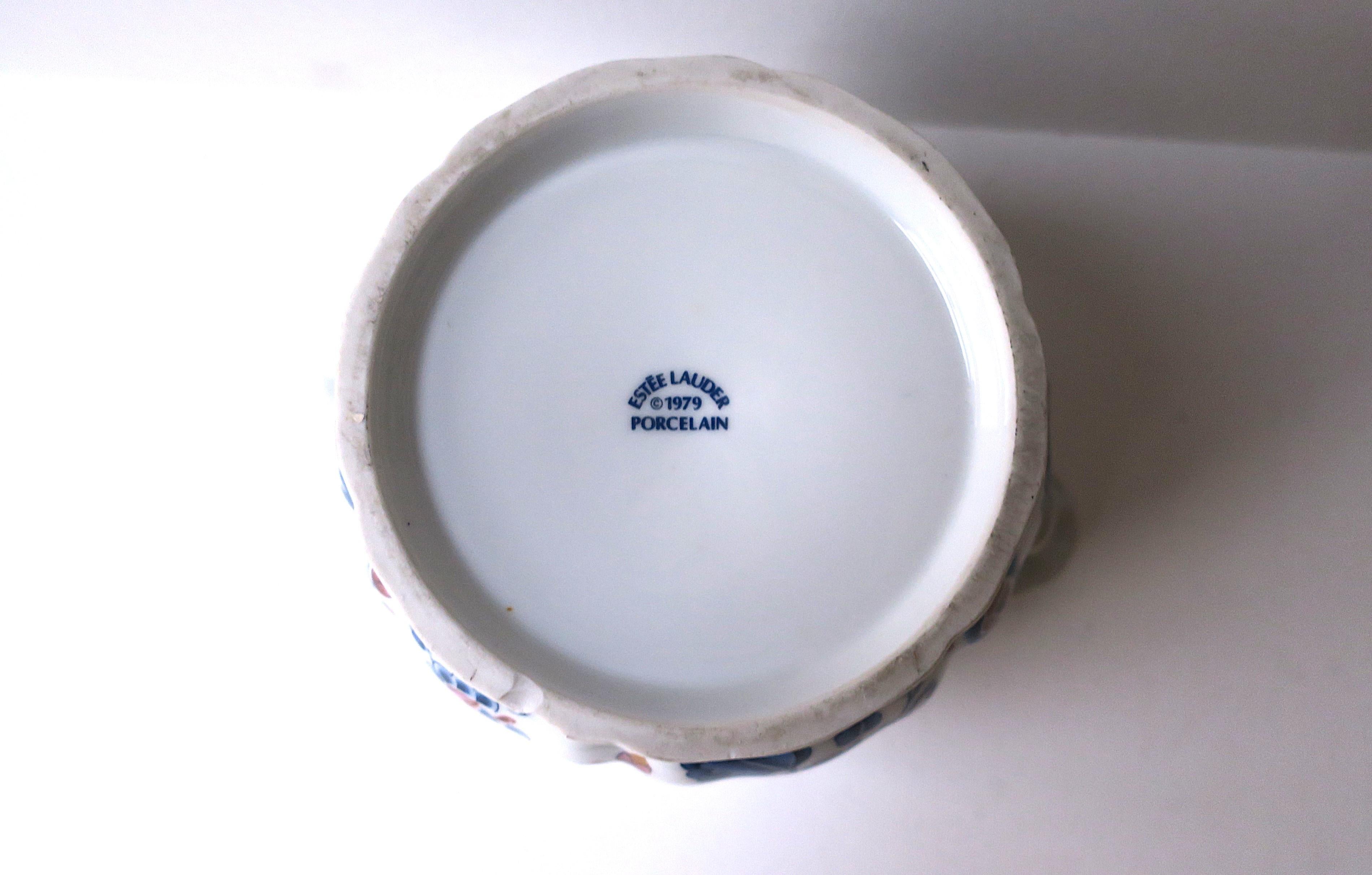 Cachepot in porcellana blu e bianca di Estee Lauder in vendita 5