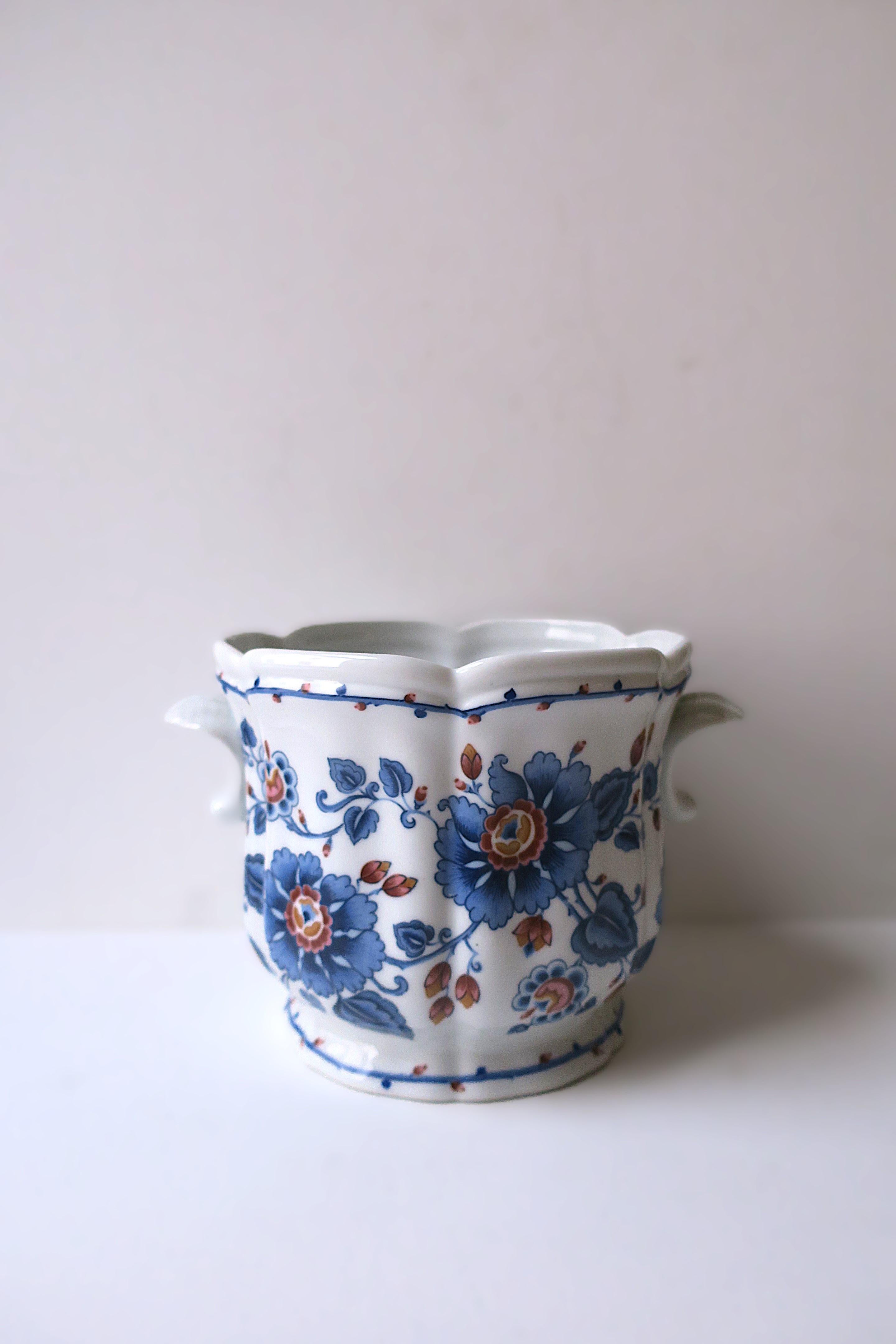 Cachepot in porcellana blu e bianca di Estee Lauder In condizioni buone in vendita a New York, NY
