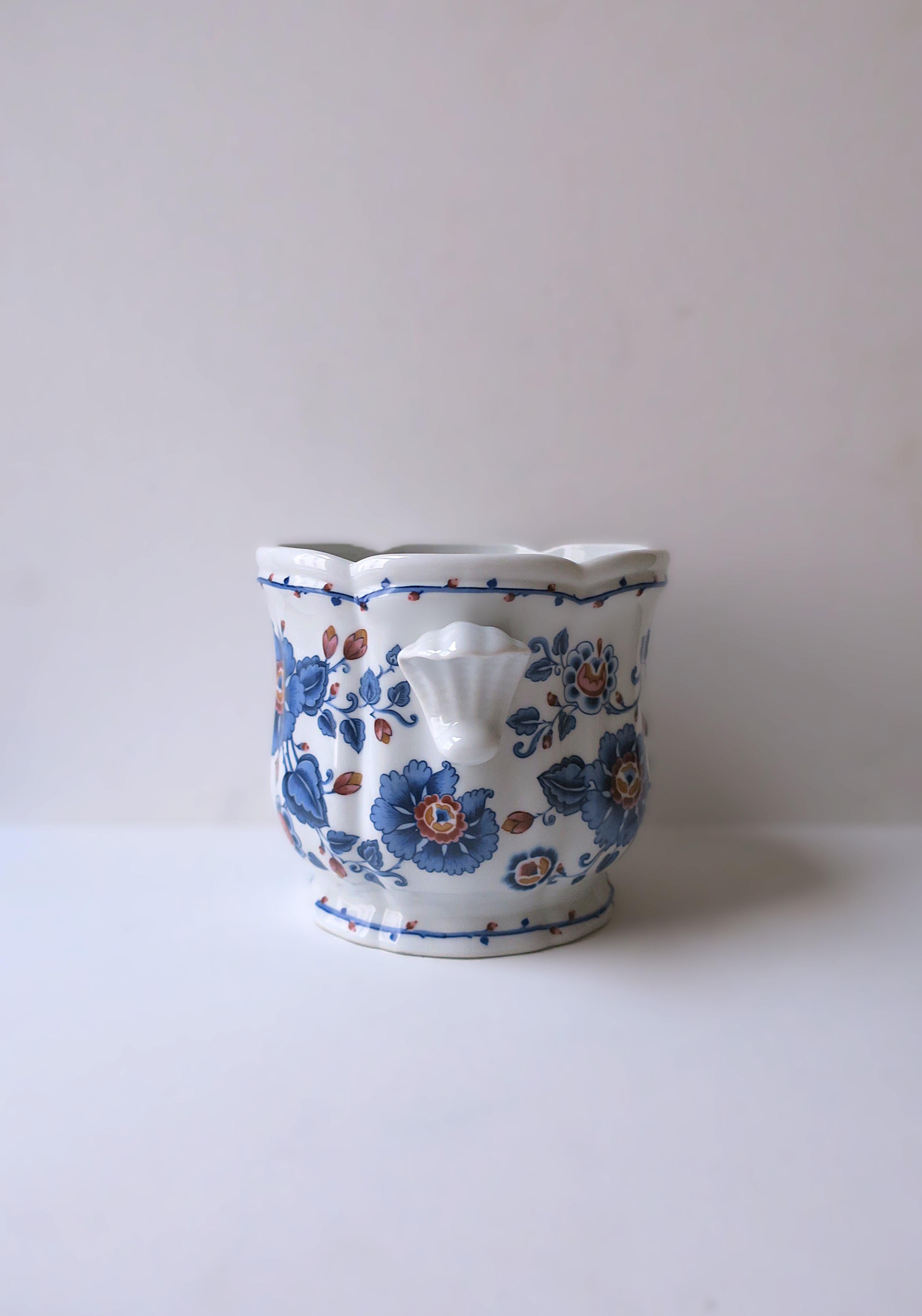 Cachepot in porcellana blu e bianca di Estee Lauder in vendita 3