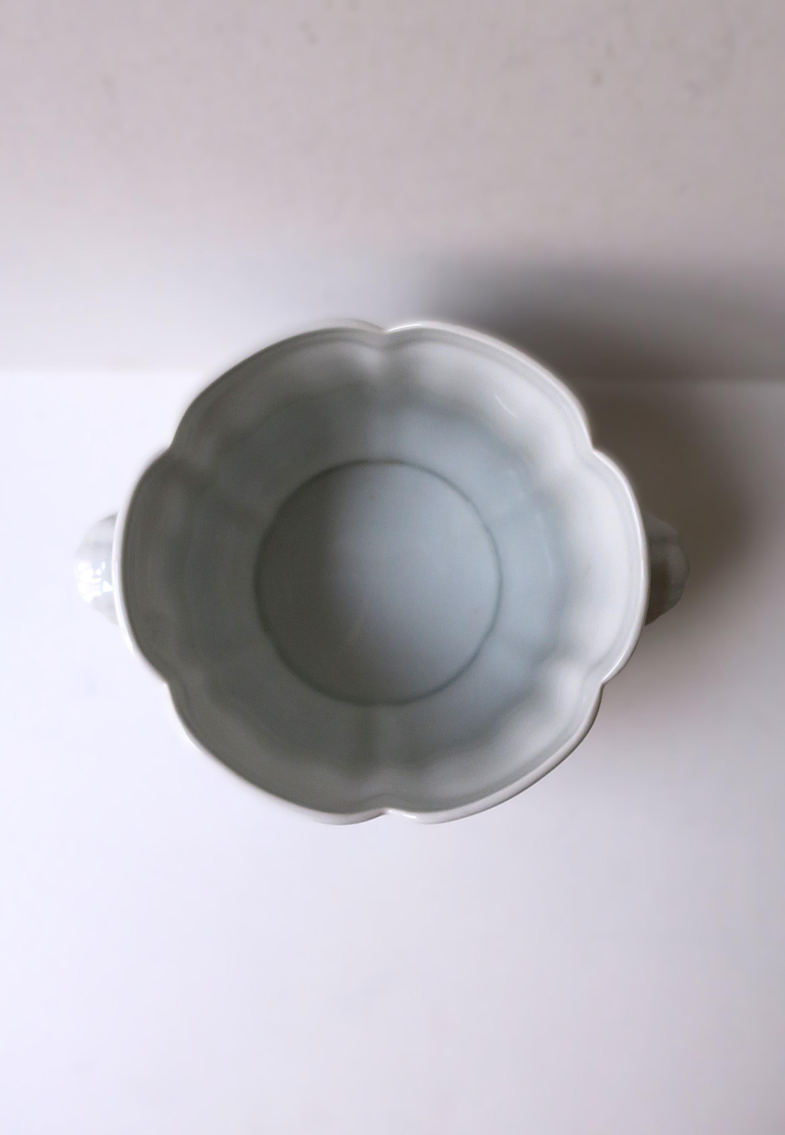 Cachepot in porcellana blu e bianca di Estee Lauder in vendita 4
