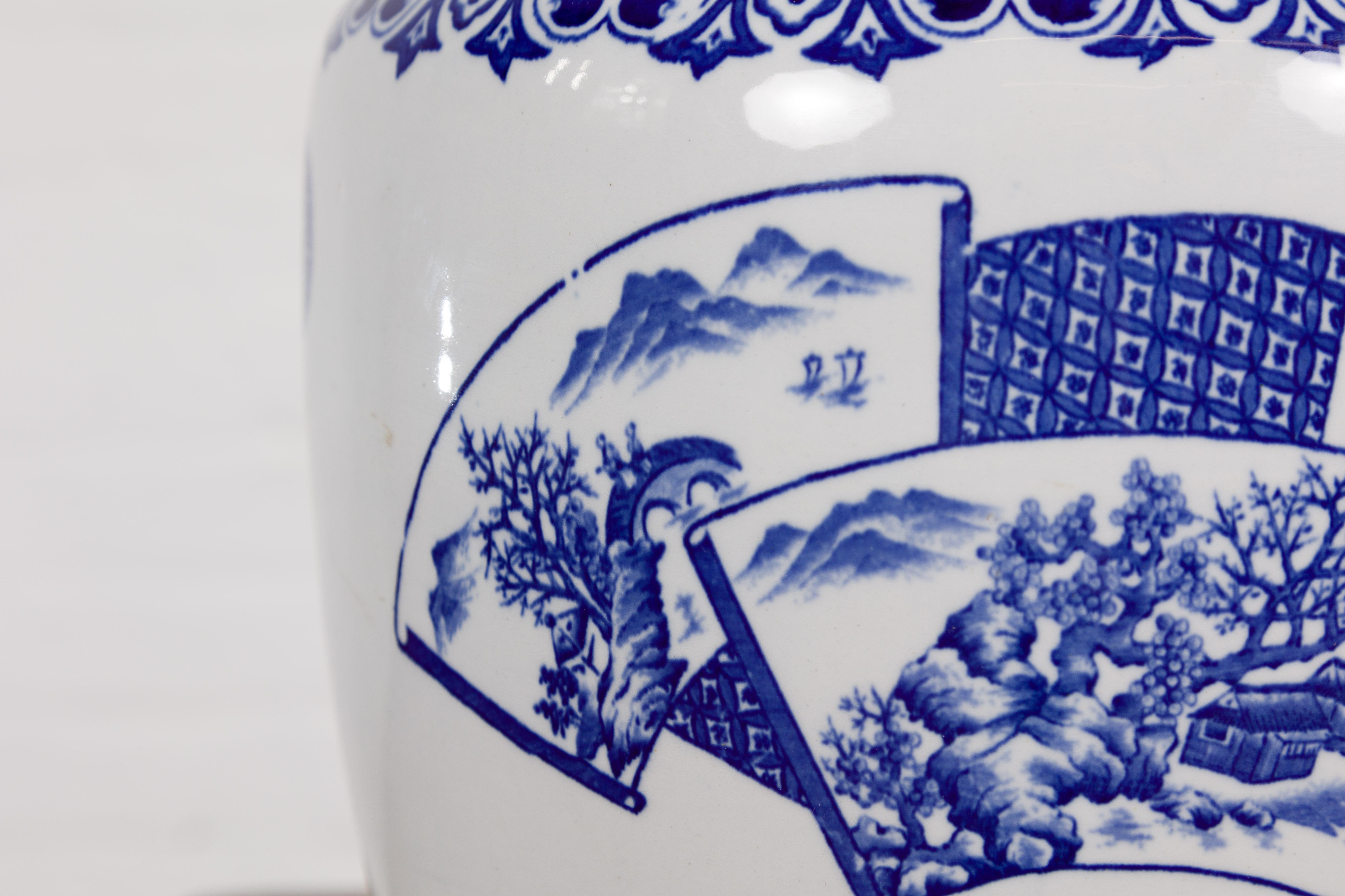 Jardinière en porcelaine bleue et blanche avec paysage peint à la main en vente 4