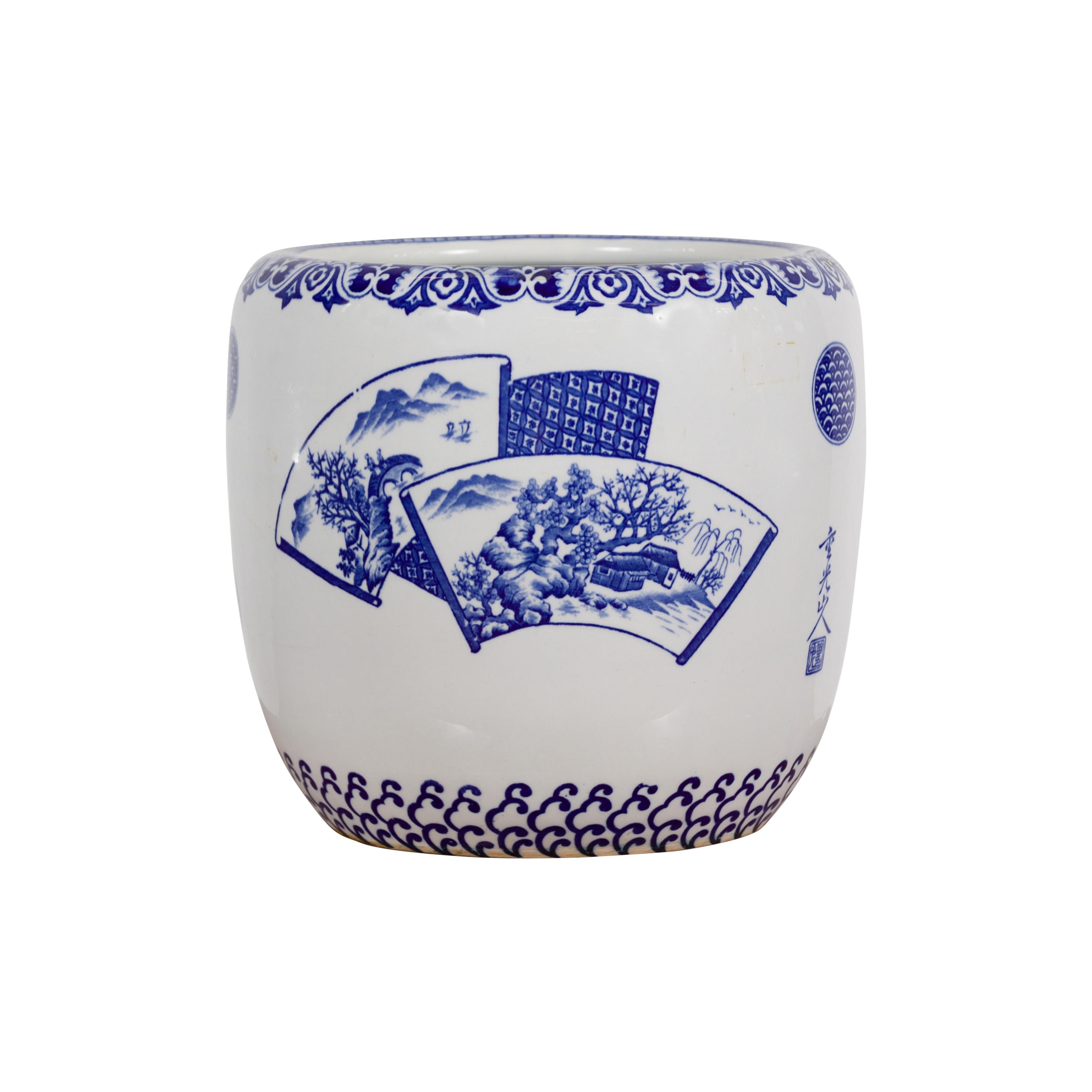 Jardinière en porcelaine bleue et blanche avec paysage peint à la main en vente 9