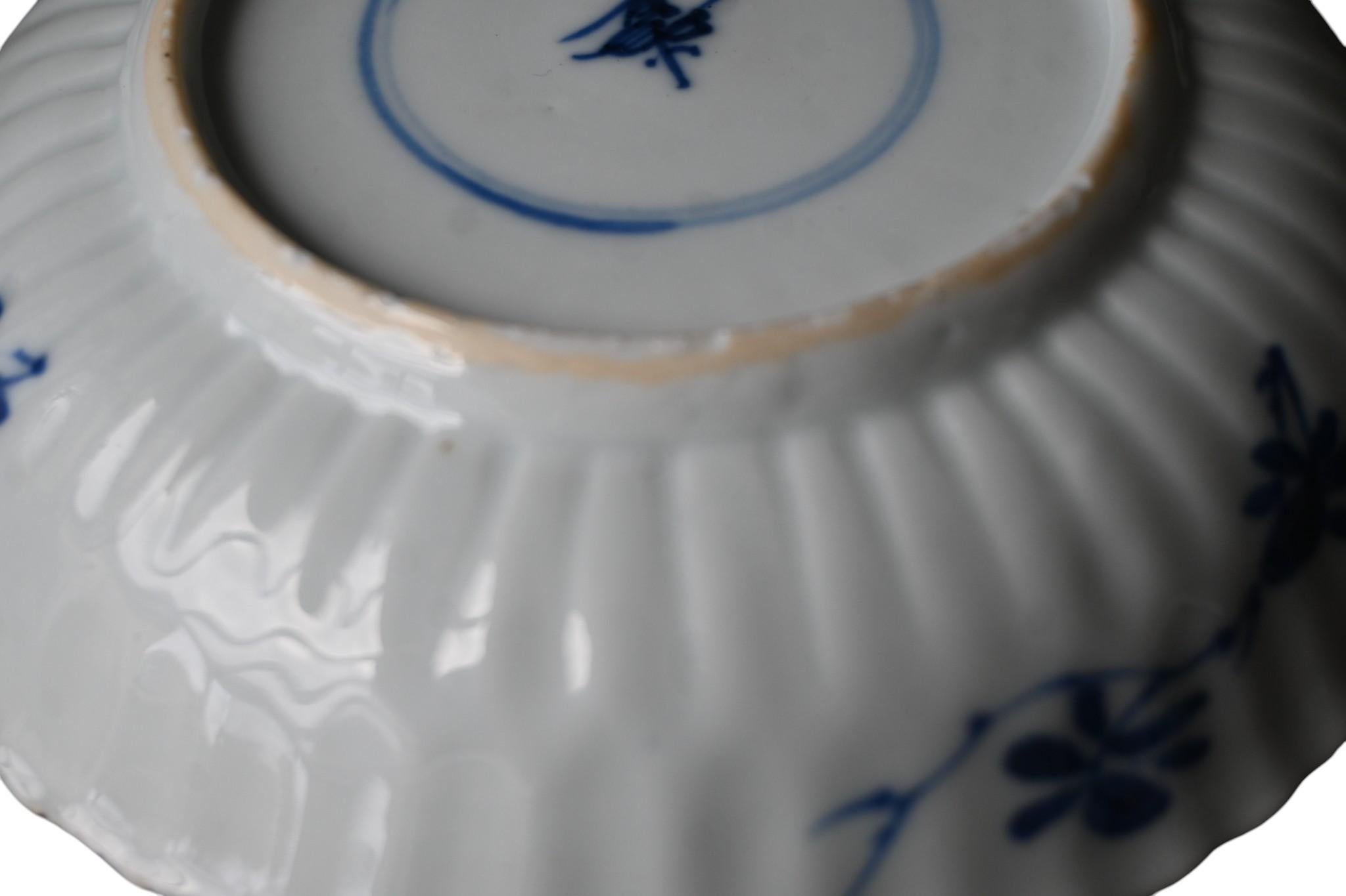 Blauer und weißer Porzellanteller - Kangxi-Periode (1662-1722) (Qing-Dynastie) im Angebot