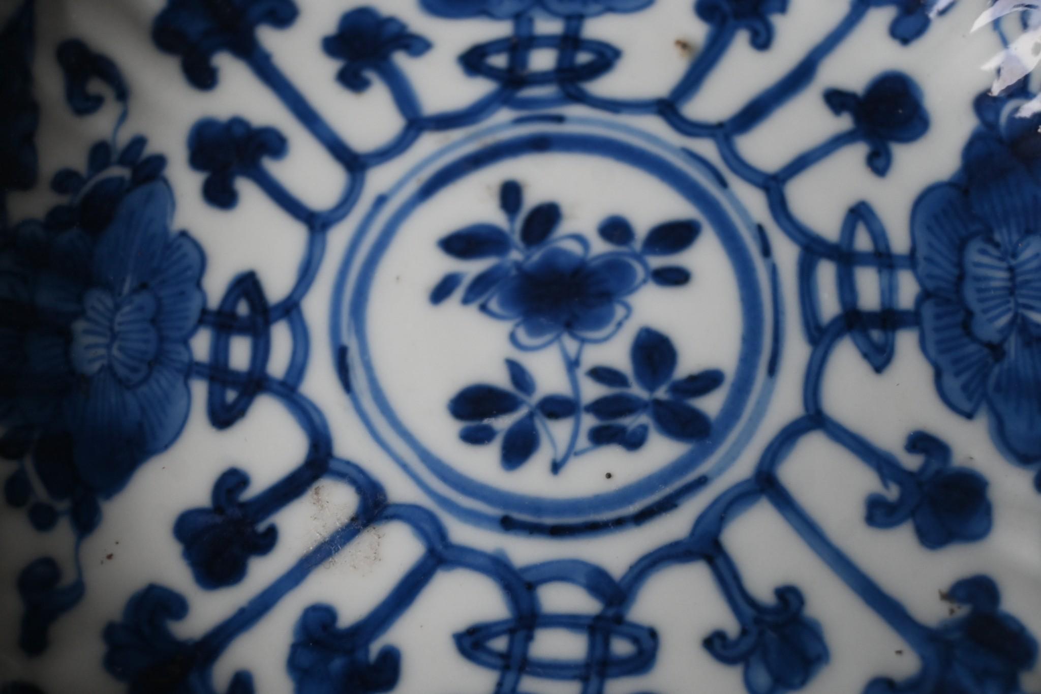 Blauer und weißer Porzellanteller - Kangxi-Periode (1662-1722) (Chinesisch) im Angebot