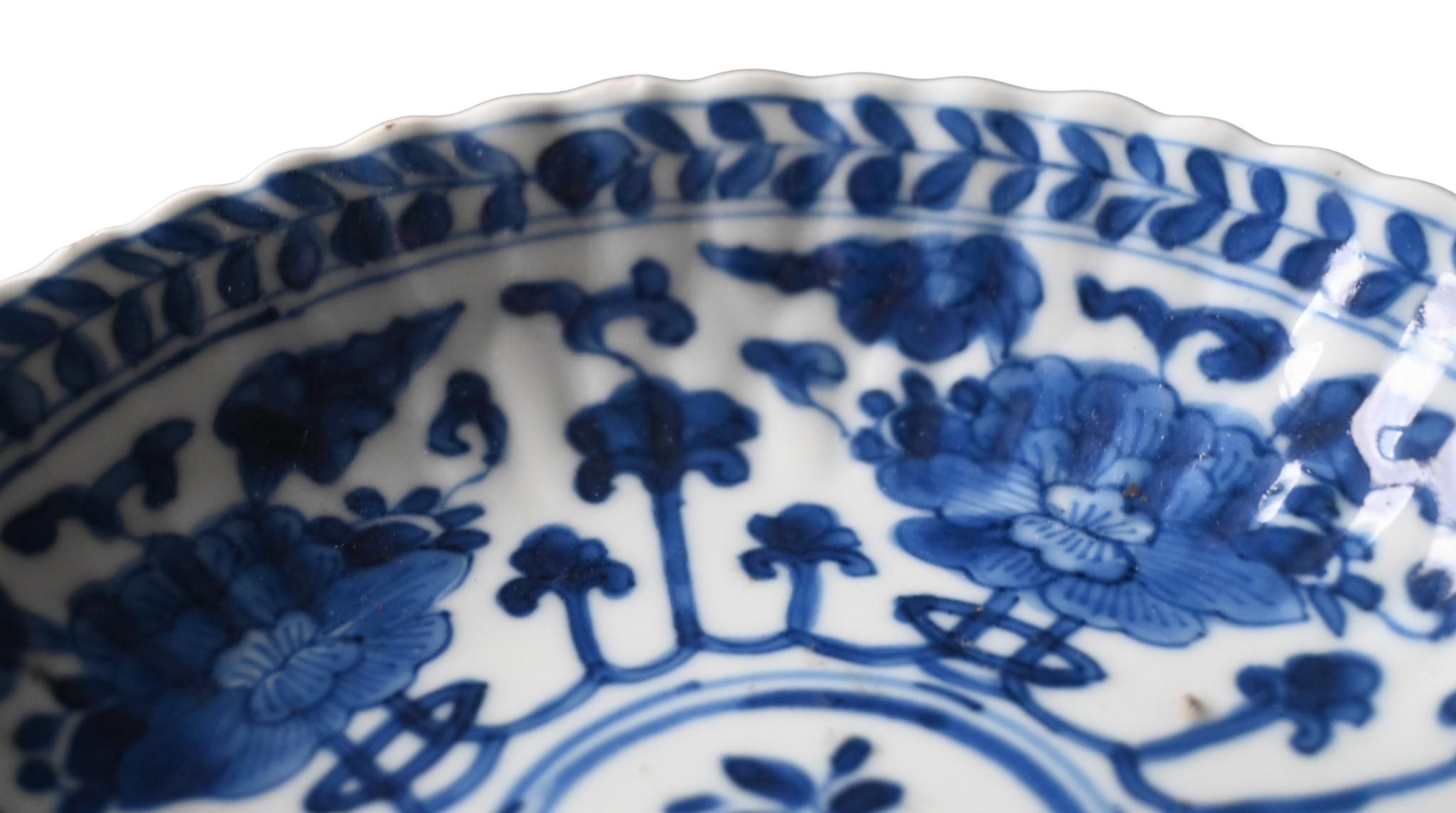 Blauer und weißer Porzellanteller - Kangxi-Periode (1662-1722) (Handbemalt) im Angebot