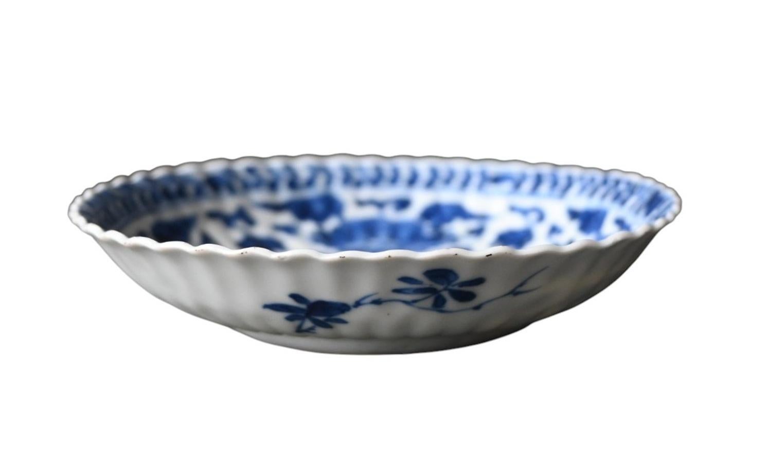 Blauer und weißer Porzellanteller - Kangxi-Periode (1662-1722) im Zustand „Gut“ im Angebot in Bilzen, BE