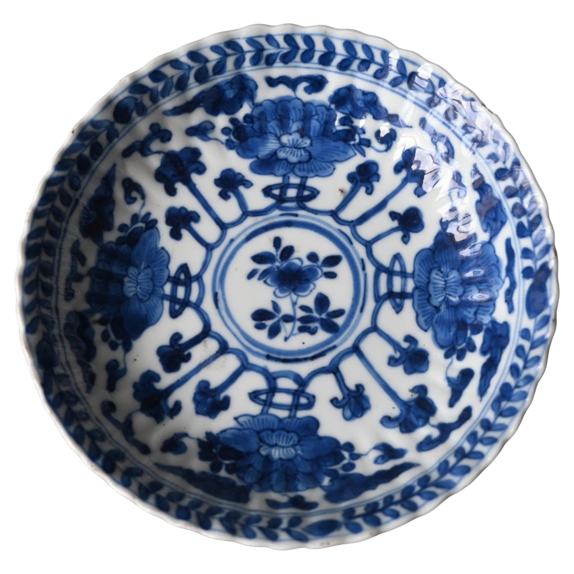 Blauer und weißer Porzellanteller - Kangxi-Periode (1662-1722) im Angebot