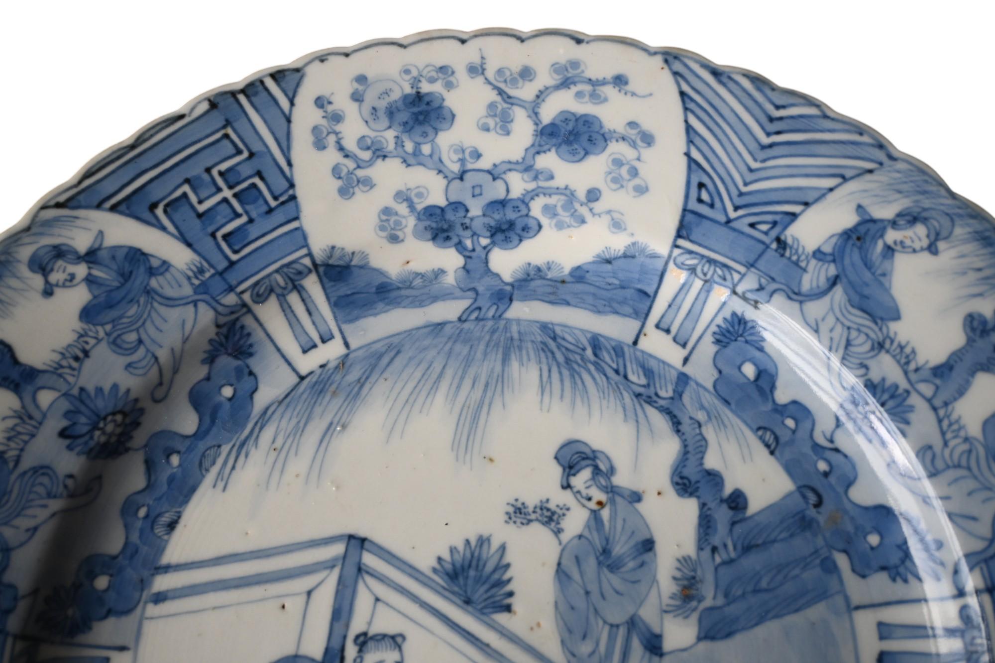 Qing Assiette en porcelaine bleue et blanche, style Whiting - début de la période Kangxi,  1670-1690 en vente