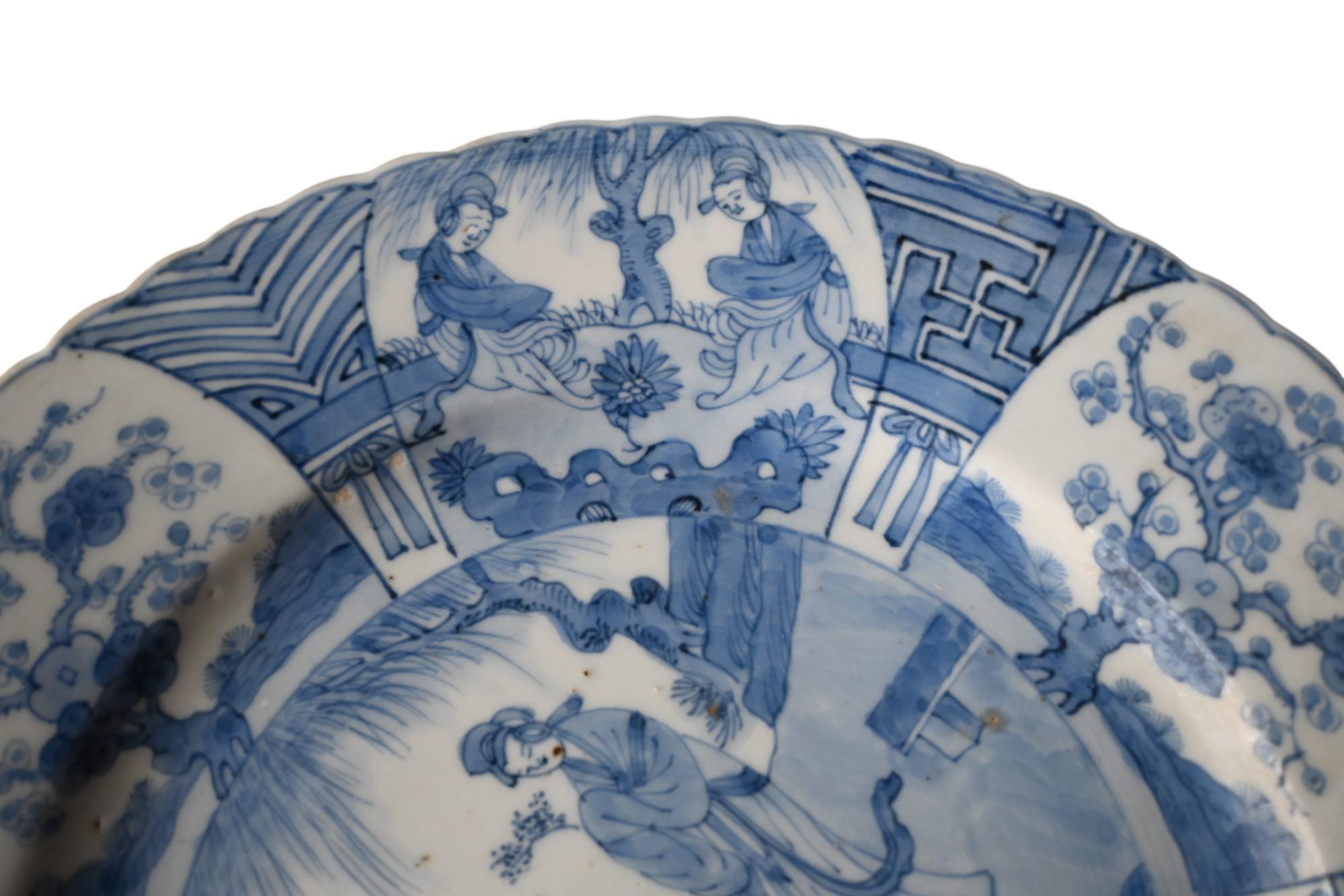 Chinois Assiette en porcelaine bleue et blanche, style Whiting - début de la période Kangxi,  1670-1690 en vente