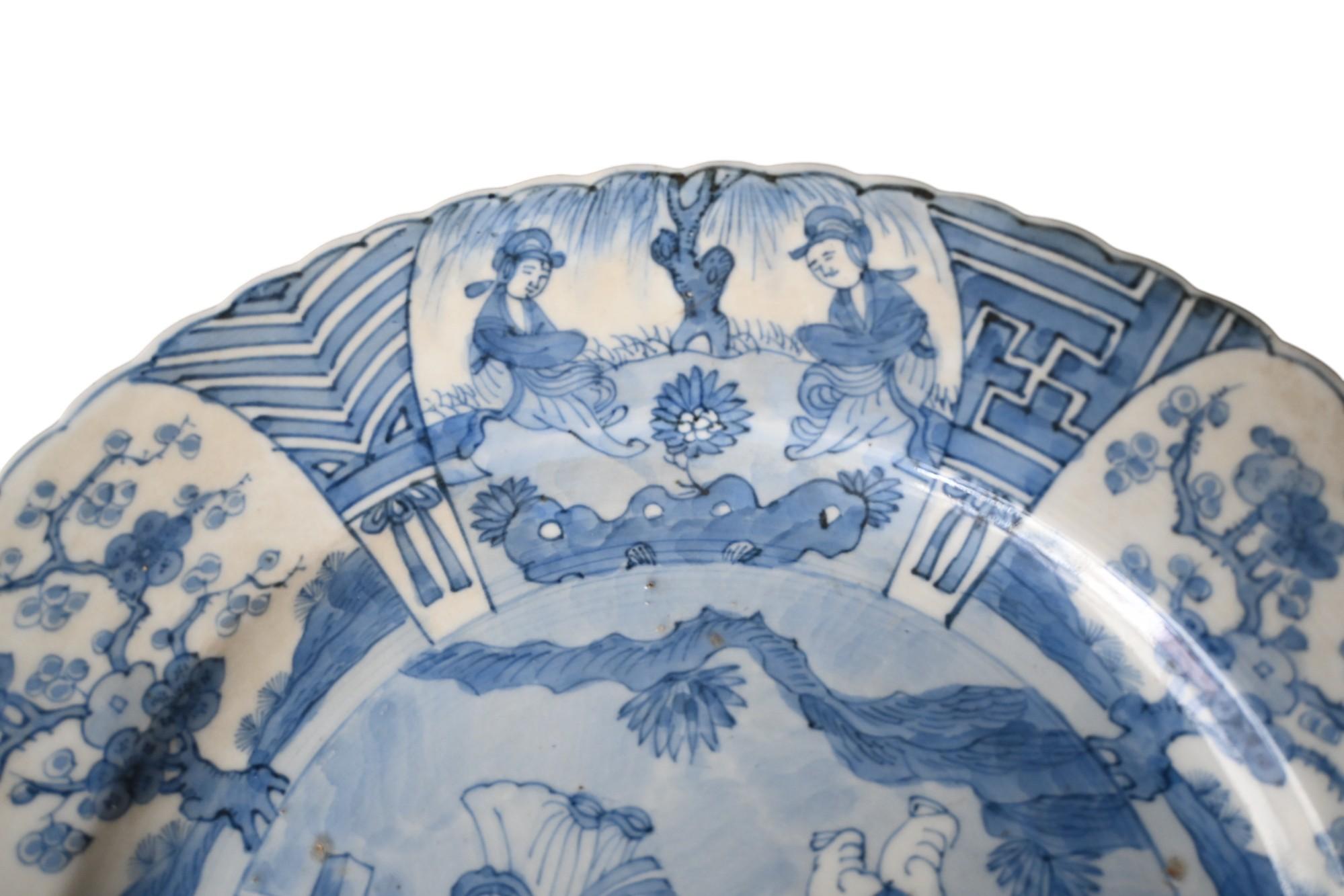 Peint à la main Assiette en porcelaine bleue et blanche, style Whiting - début de la période Kangxi,  1670-1690 en vente
