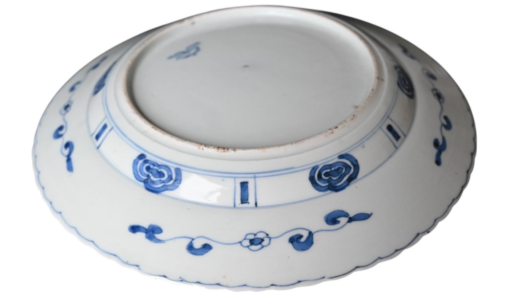 Porcelaine Assiette en porcelaine bleue et blanche, style Whiting - début de la période Kangxi,  1670-1690 en vente
