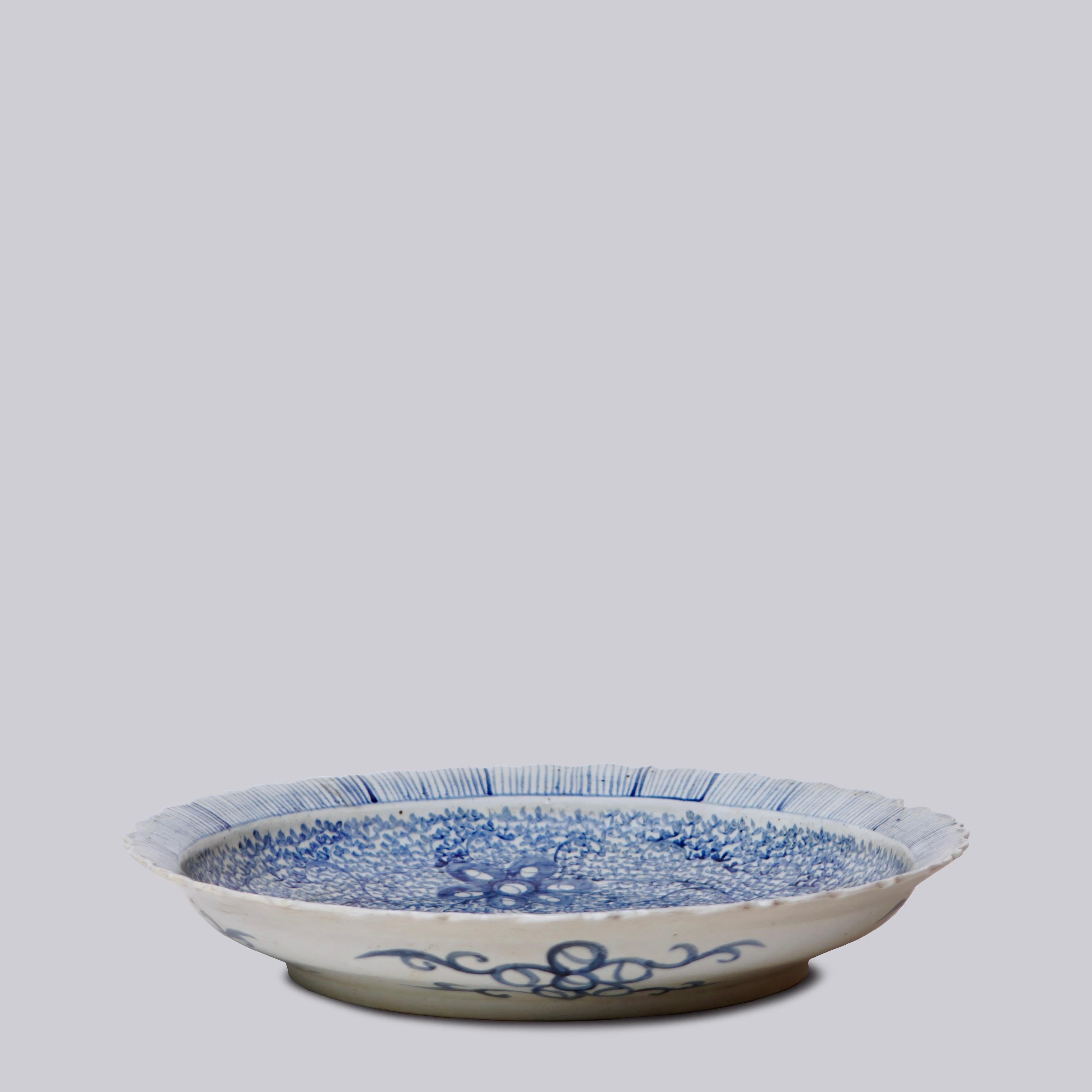 Diese Platte ist ein traditioneller, rustikaler Stil aus Jingdezhen, einer Stadt, die lange Zeit unter kaiserlicher Schirmherrschaft stand.  Aus dem lockeren, handgemalten und leicht abstrakten Design lässt sich schließen, dass dieses Stück für den