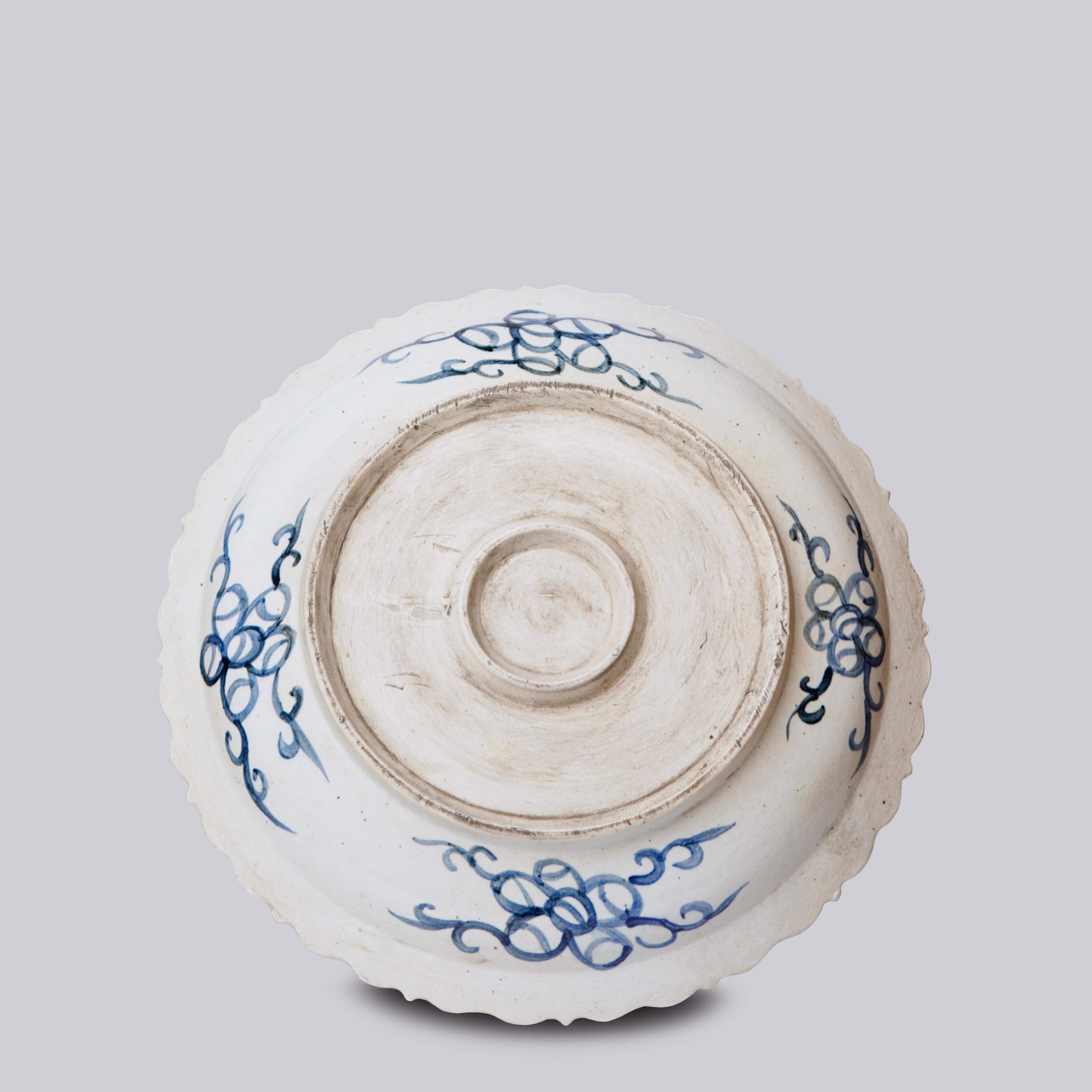 Blaue und weiße Porzellanplatte mit Blumenmuster und klappbarem Rand (Chinesisch) im Angebot