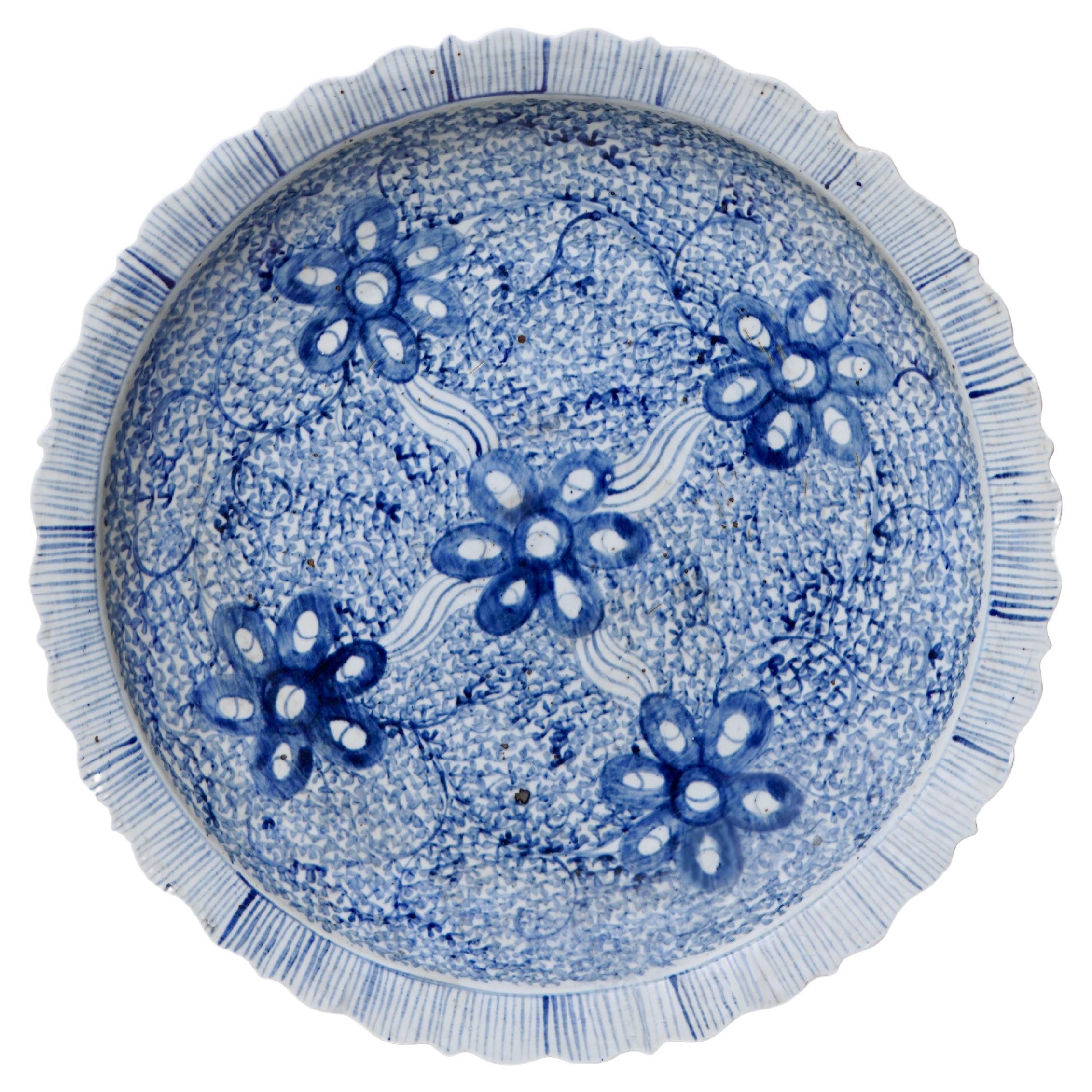 Blaue und weiße Porzellanplatte mit Blumenmuster und klappbarem Rand im Angebot