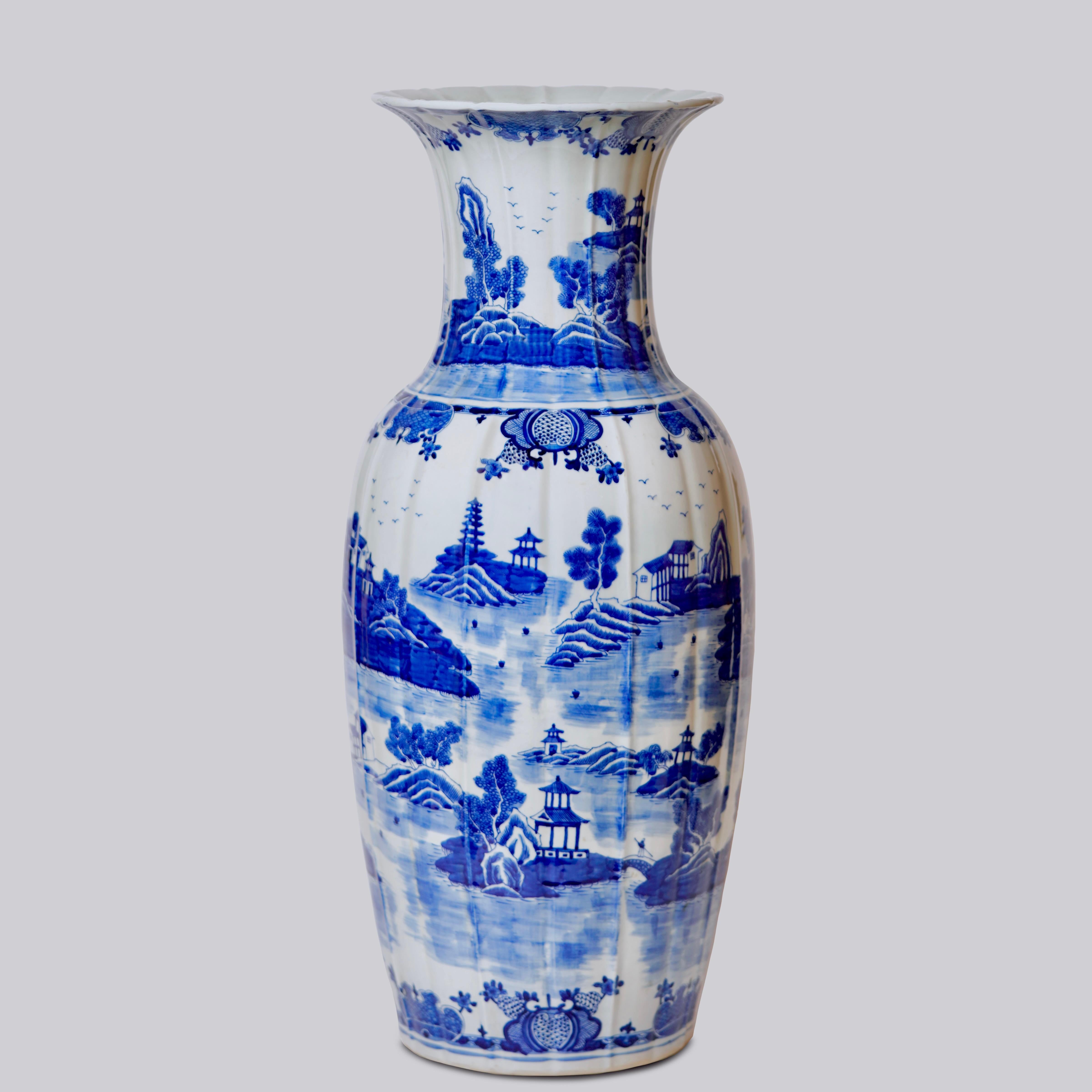 Ming Blue and White Porcelain Ribbed Vase with Willow Ware Pattern For Sale