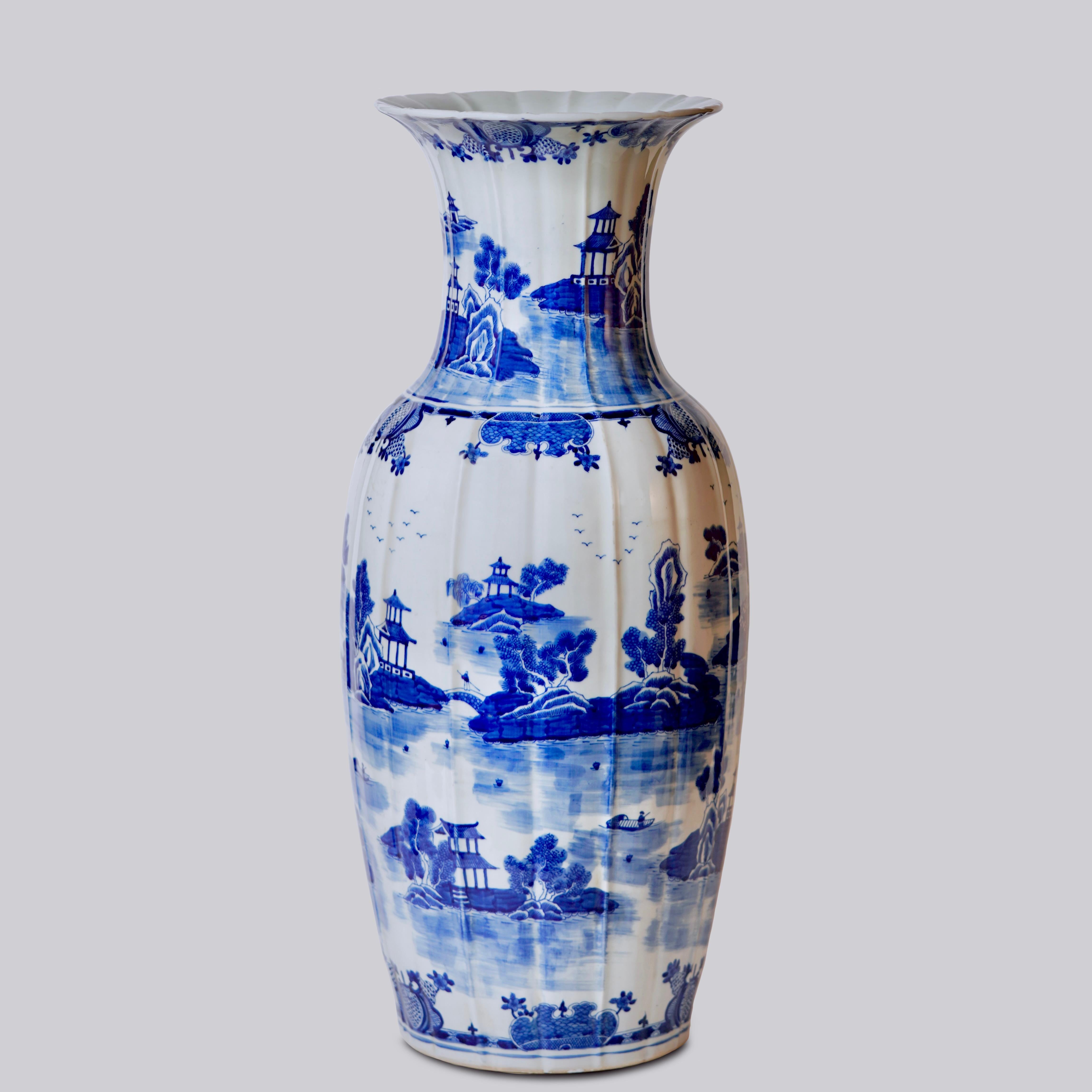 Chinois Vase à côtes en porcelaine bleue et blanche avec motif Willow Ware en vente