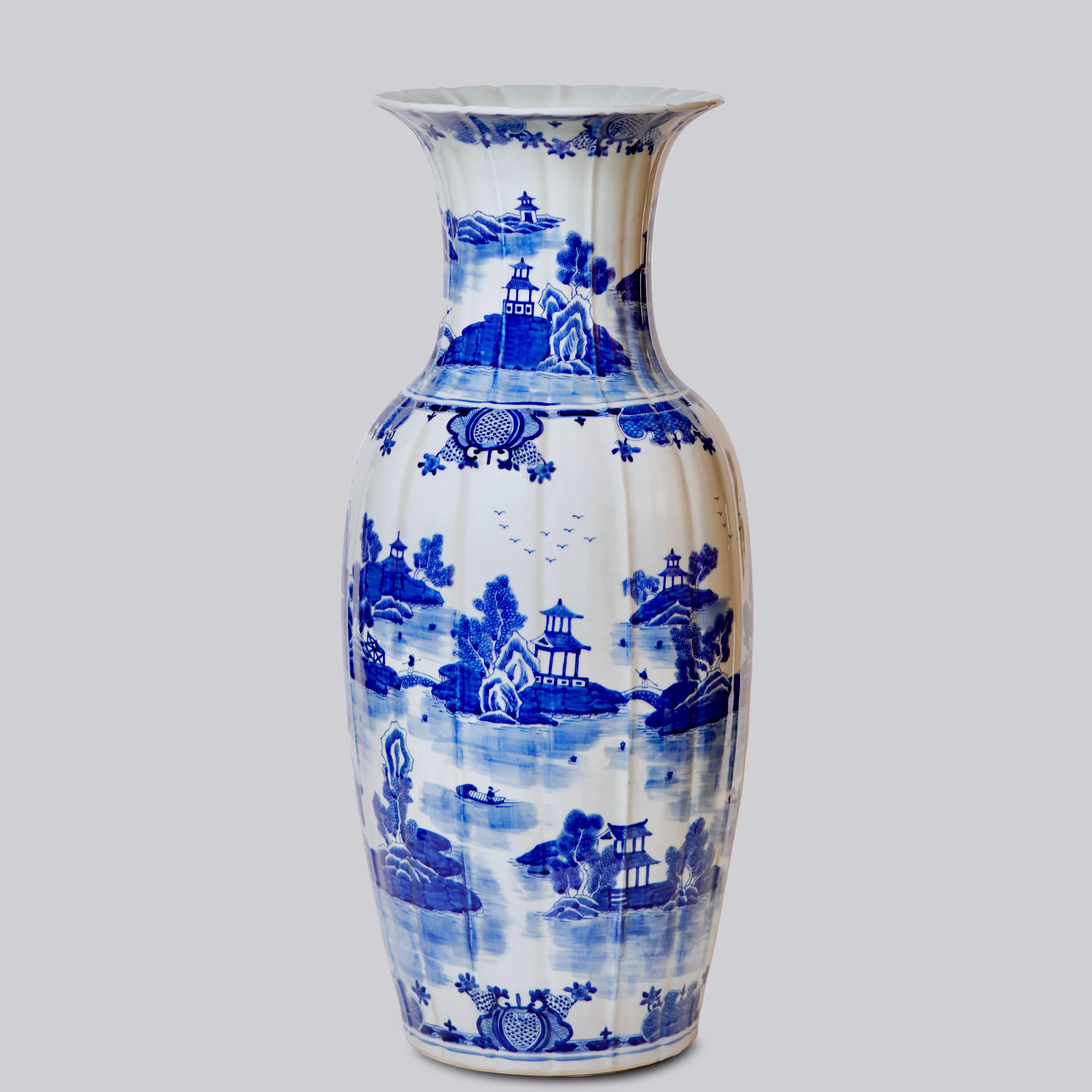 Vase à côtes en porcelaine bleue et blanche avec motif Willow Ware Excellent état - En vente à Manassas Park, VA