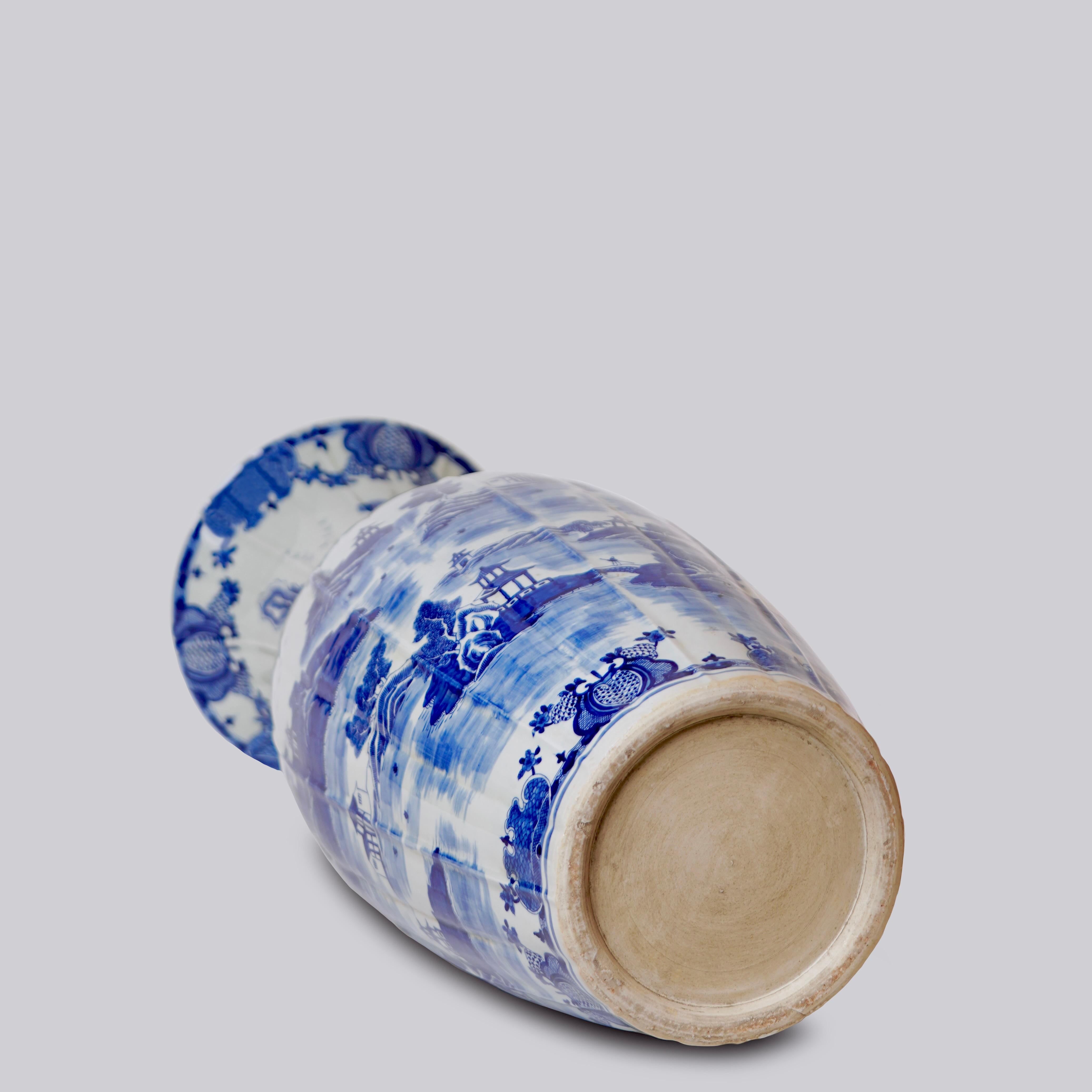 20ième siècle Vase à côtes en porcelaine bleue et blanche avec motif Willow Ware en vente