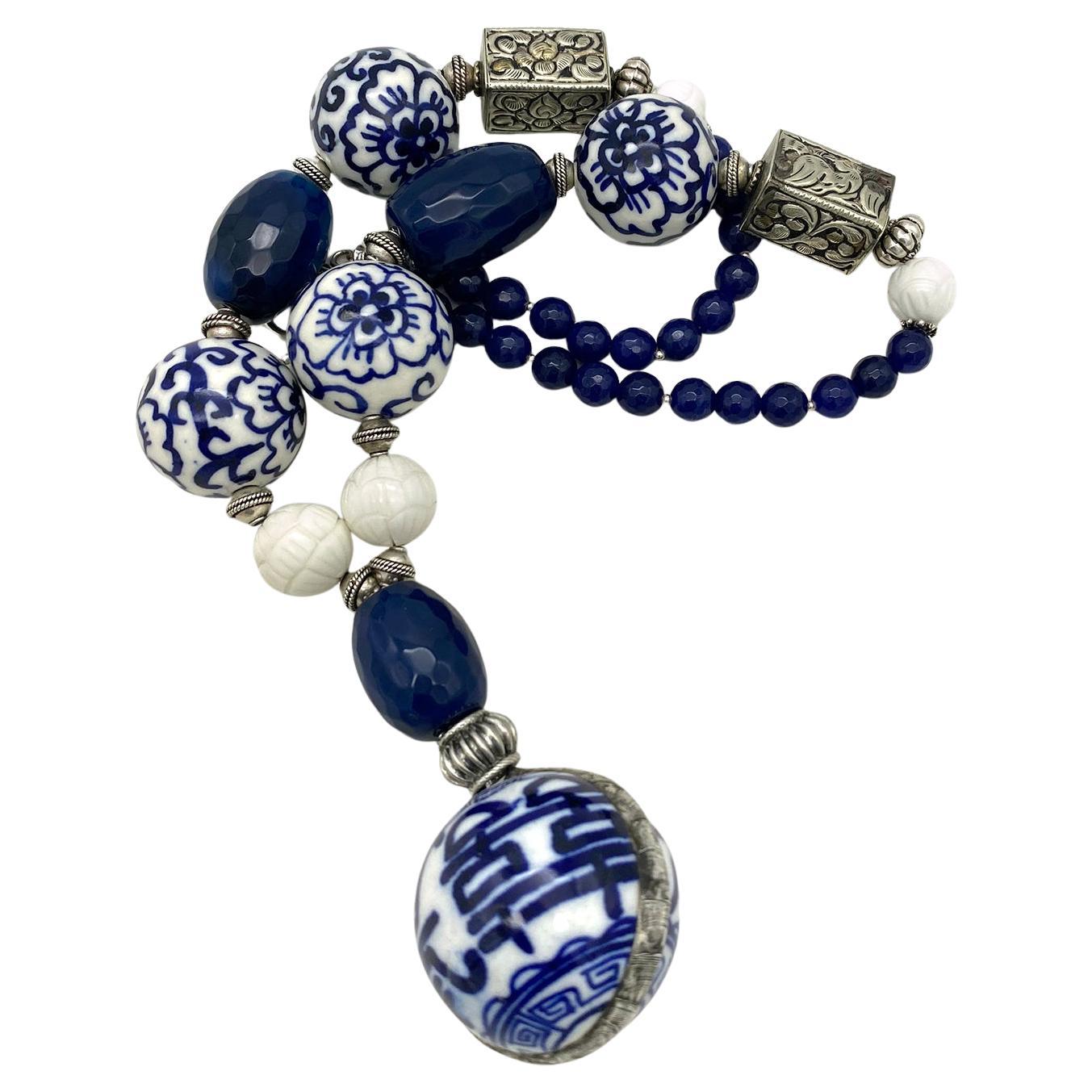 Statement-Halskette aus blauem und weißem Porzellan mit Anhänger (Perle) im Angebot