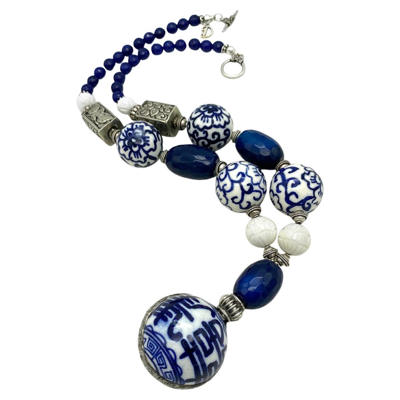 Collana in porcellana bianca e blu con ciondolo