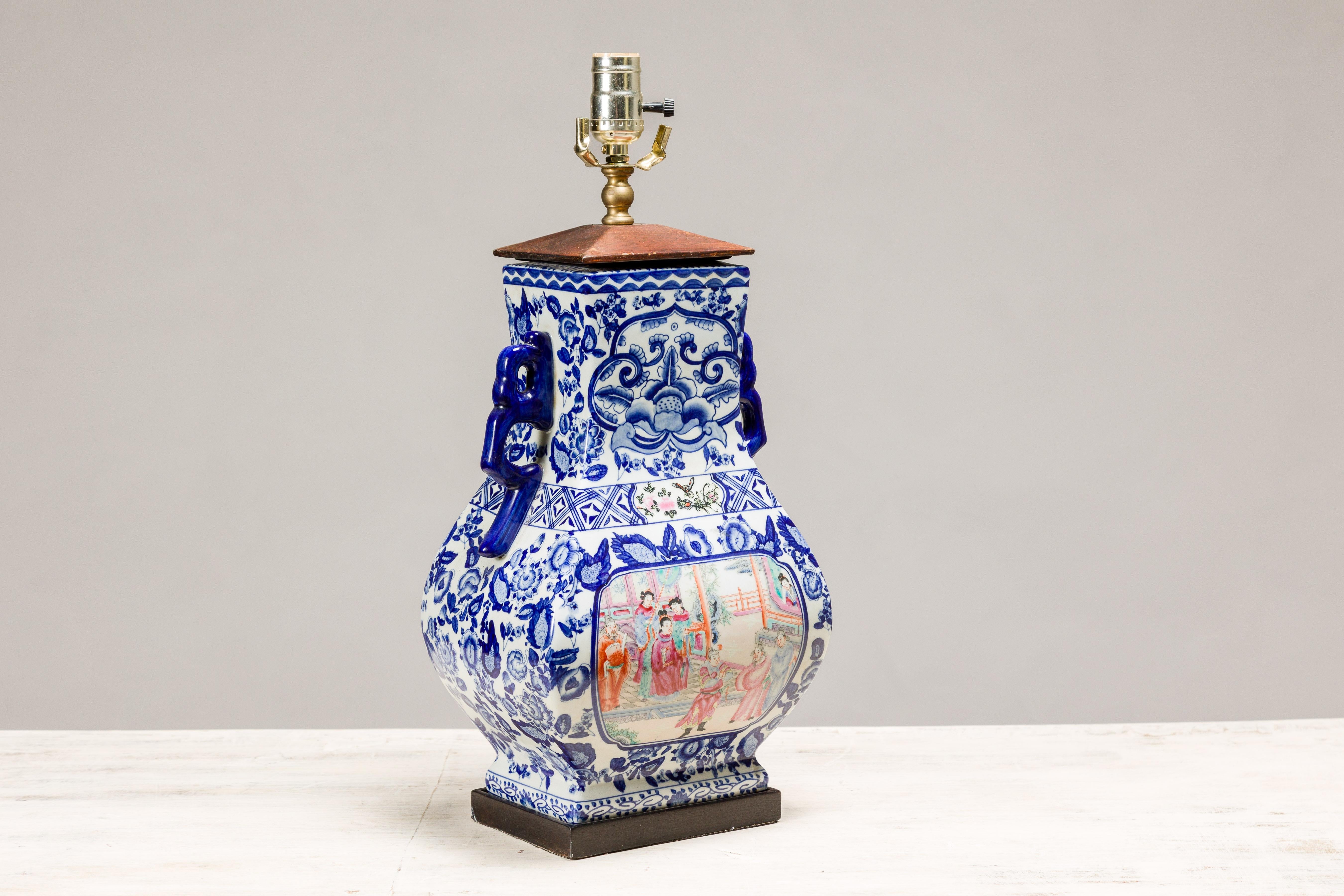 Lampe de table en porcelaine bleue et blanche avec des scènes de cour peintes à la main en vente 3